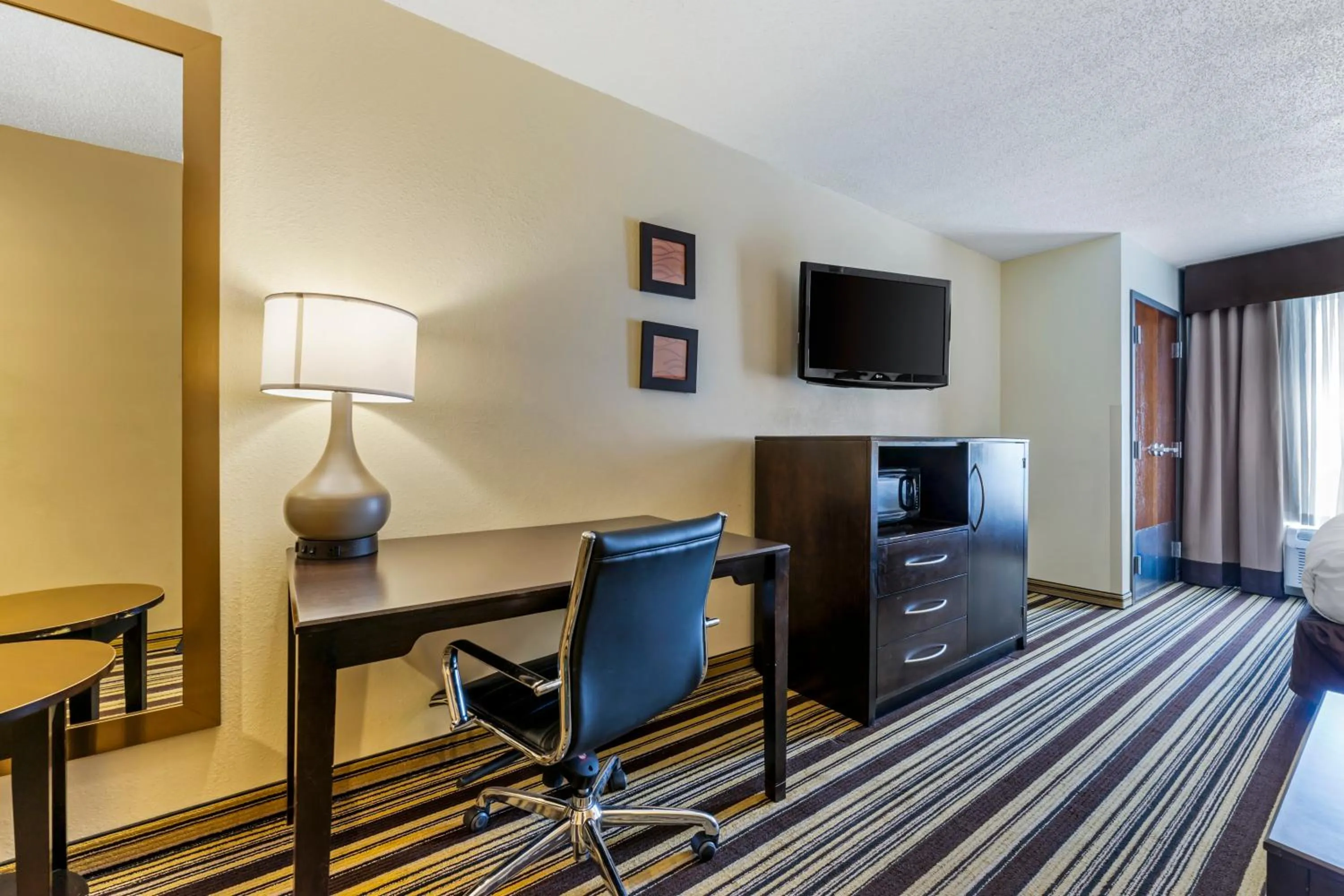 TV and multimedia in Comfort Inn & Suites Triadelphia - Wheeling