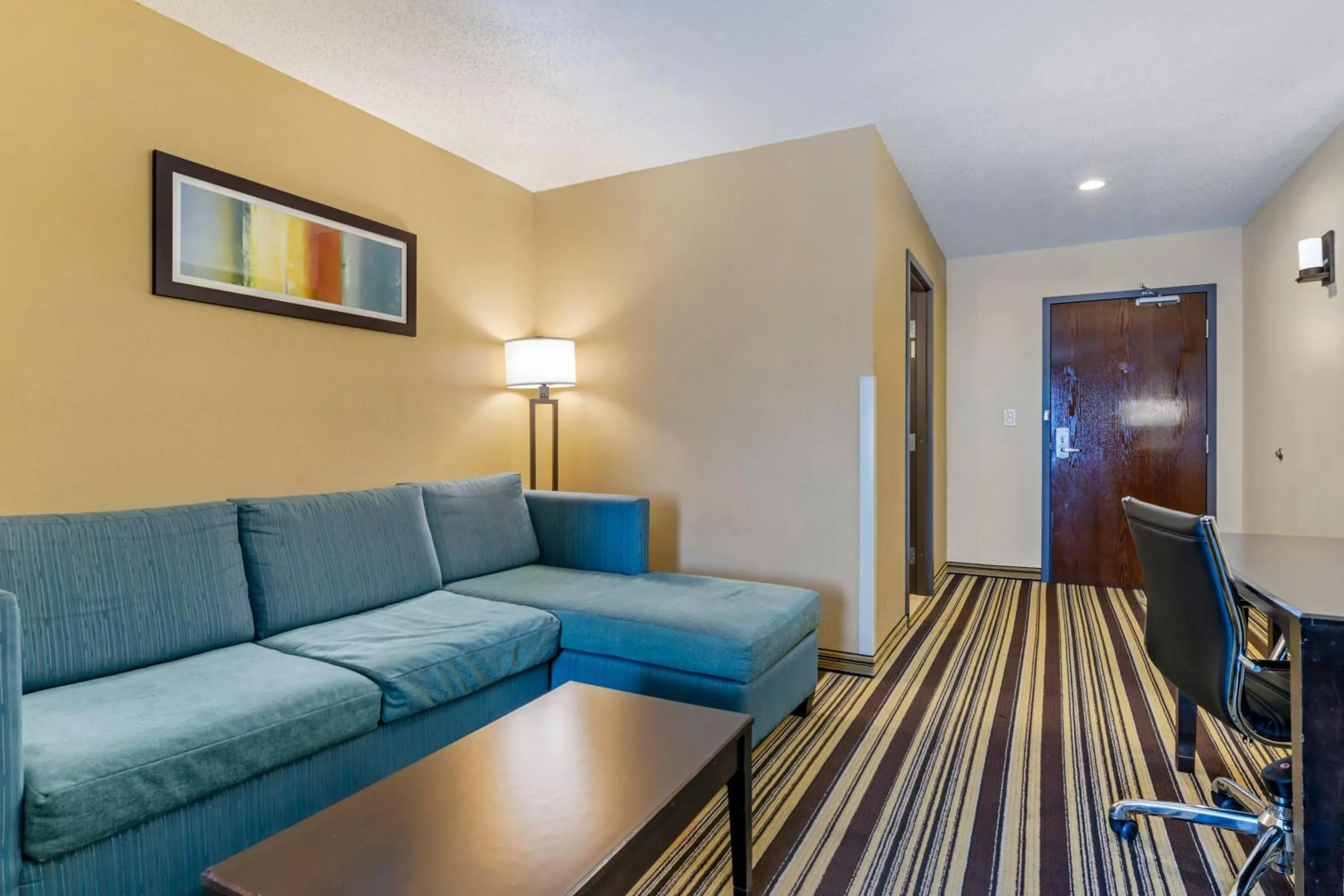 Seating area in Comfort Inn & Suites Triadelphia - Wheeling