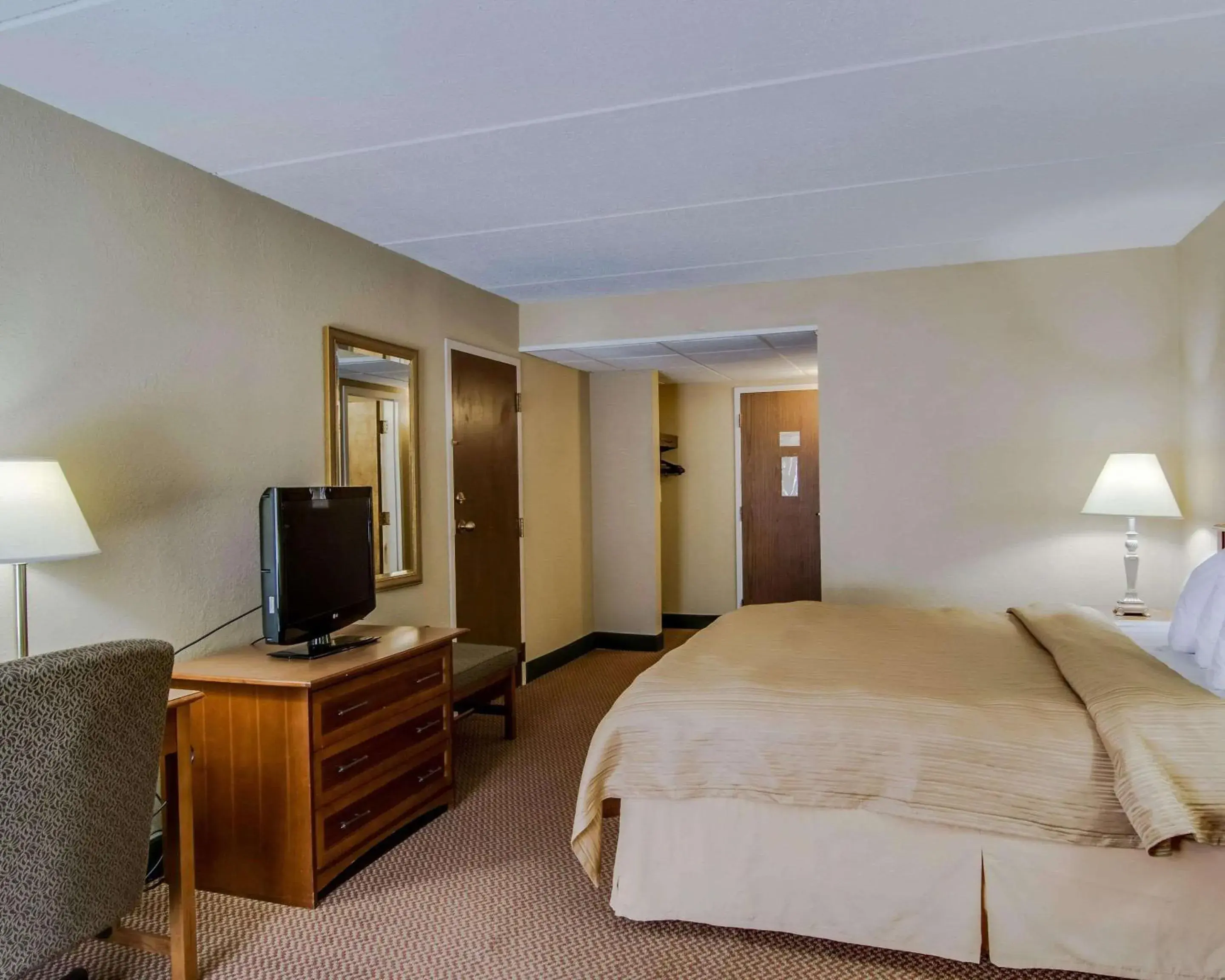 Photo of the whole room, Bed in Quality Hotel and Conference Center Bluefield Photo of the whole room, Bed in Quality Hotel and Conference Center Bluefield