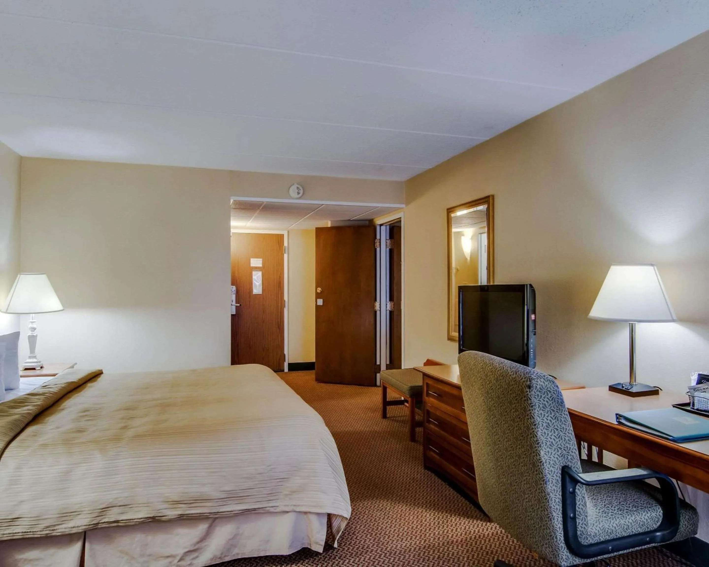 Photo of the whole room, Bed in Quality Hotel and Conference Center Bluefield