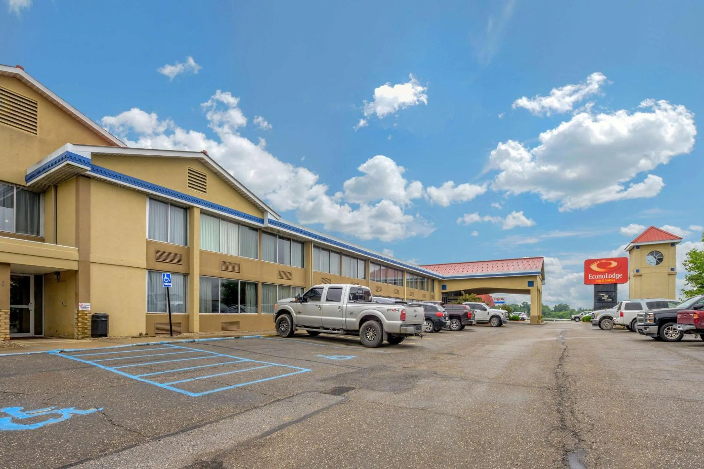 Property building in Econo Lodge Inn & Suites Triadelphia - Wheeling