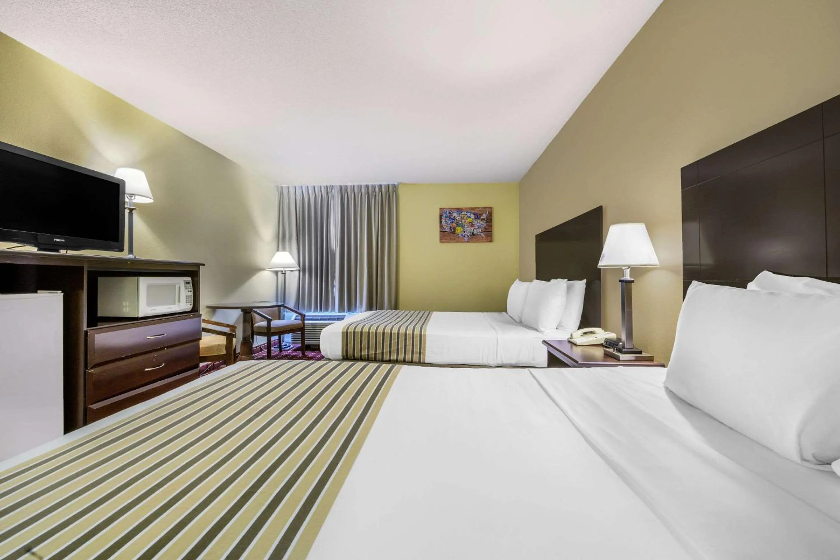 Photo of the whole room, Bed in Econo Lodge Inn & Suites Triadelphia - Wheeling