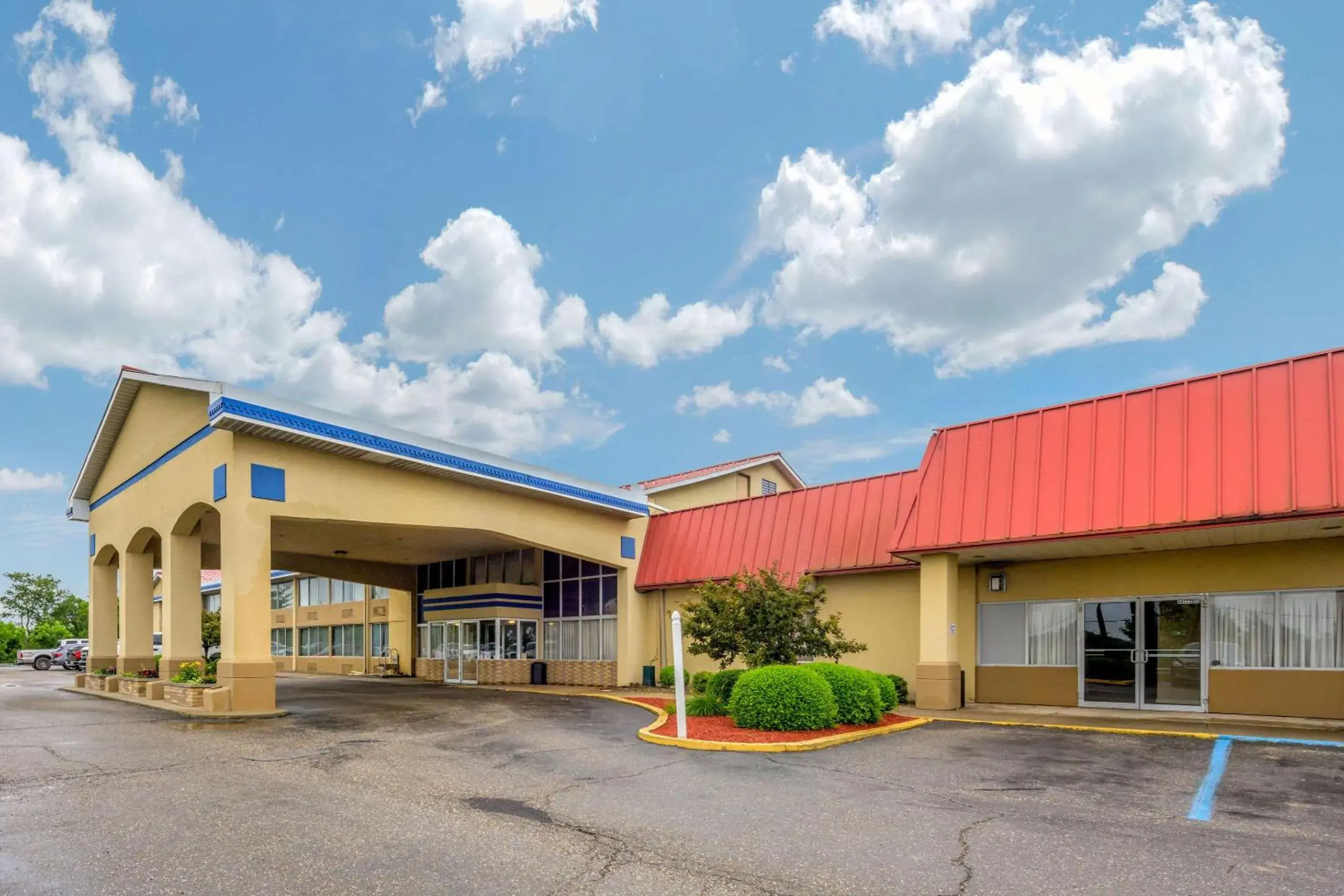 Property building in Econo Lodge Inn & Suites Triadelphia - Wheeling Property building in Econo Lodge Inn & Suites Triadelphia - Wheeling