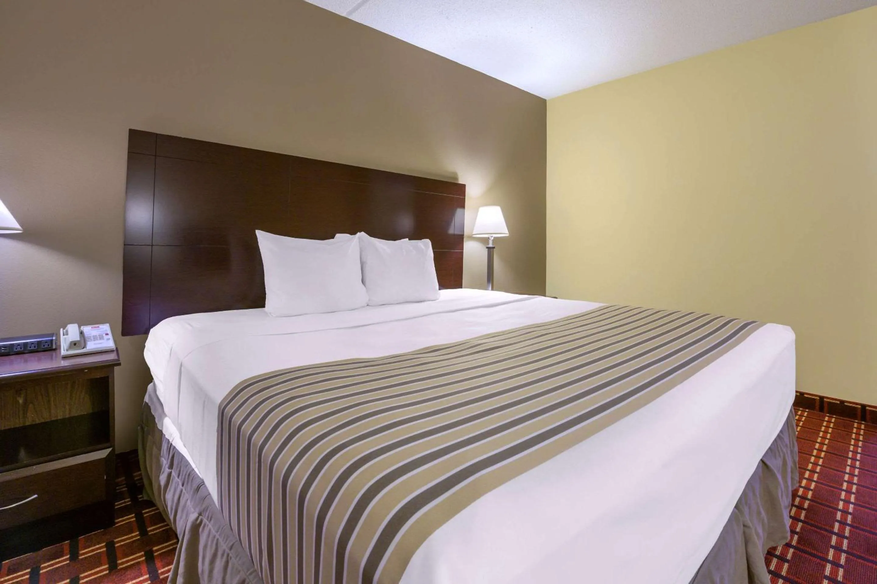 Photo of the whole room, Bed in Econo Lodge Inn & Suites Triadelphia - Wheeling