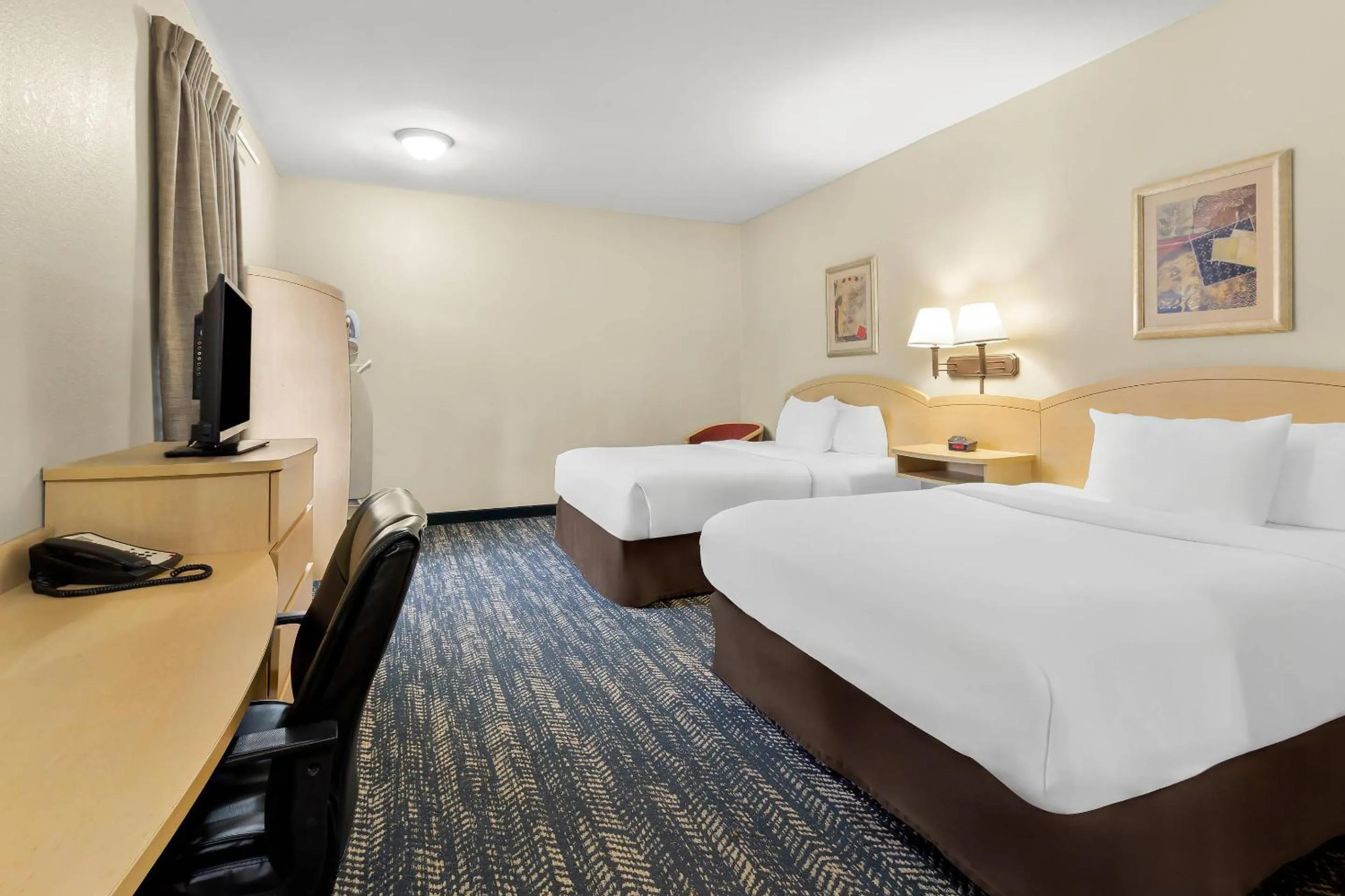 Bedroom, Bed in Suburban Studios Morgantown