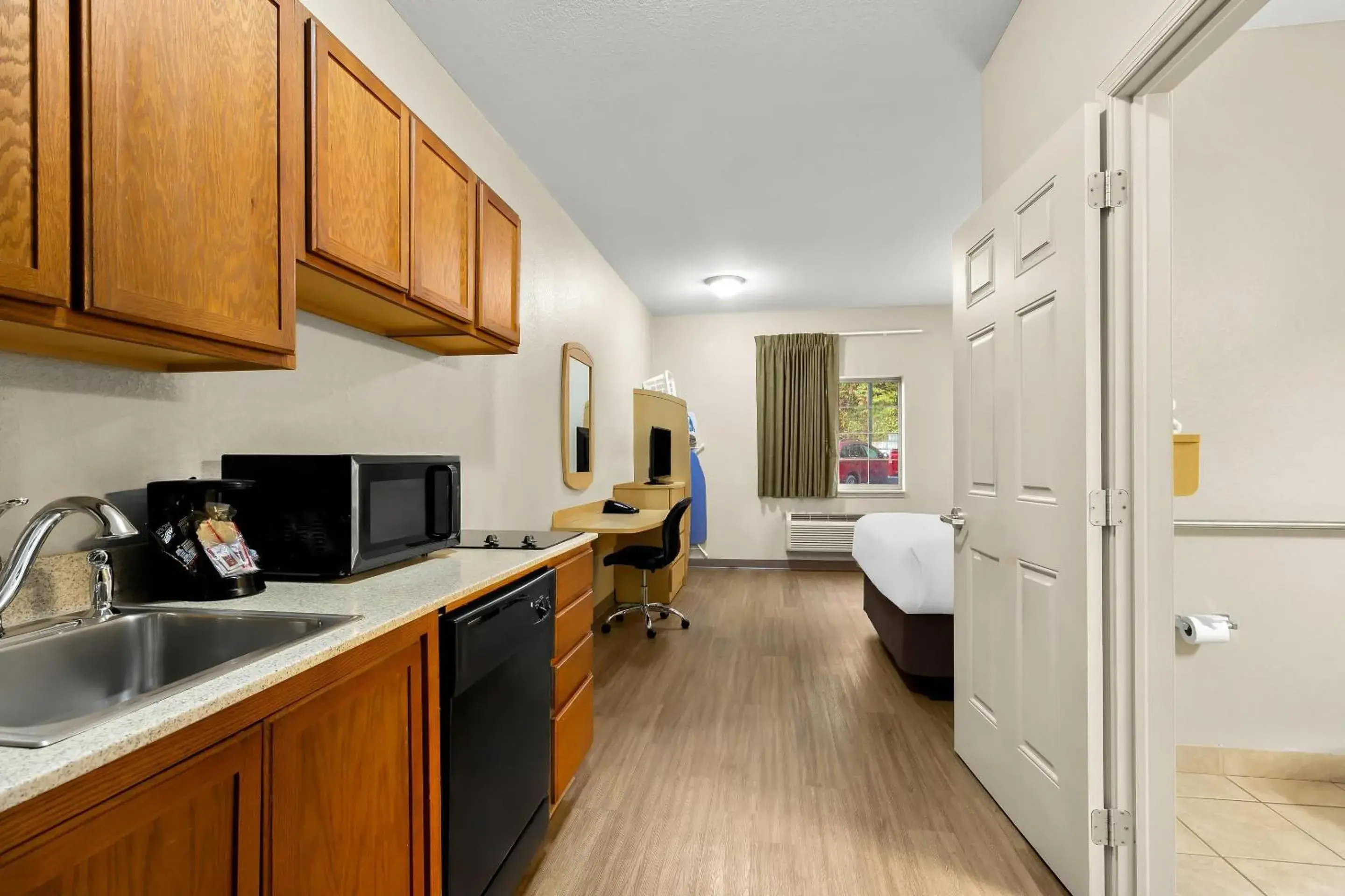 Bedroom, Bed in Suburban Studios Morgantown Bedroom, Bed in Suburban Studios Morgantown