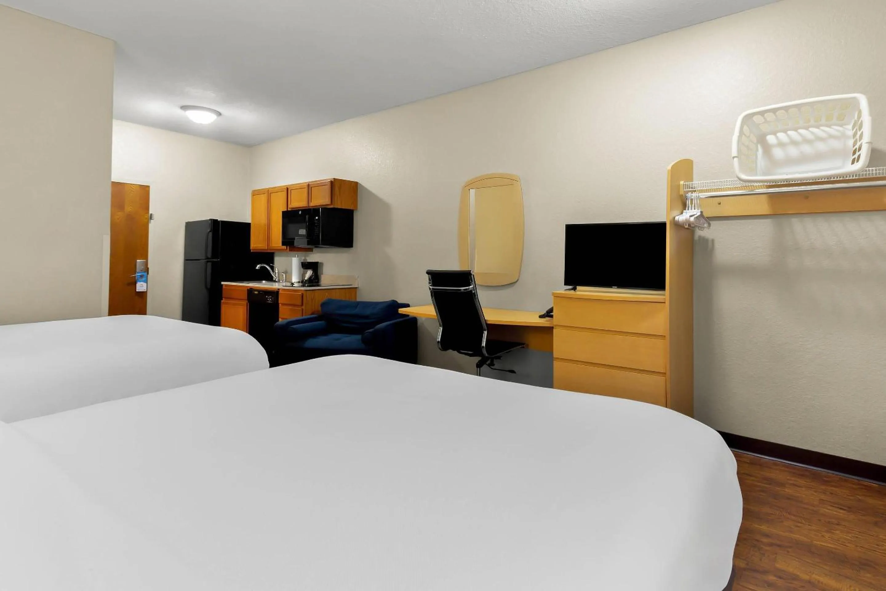 Bedroom, Bed in Suburban Studios Morgantown