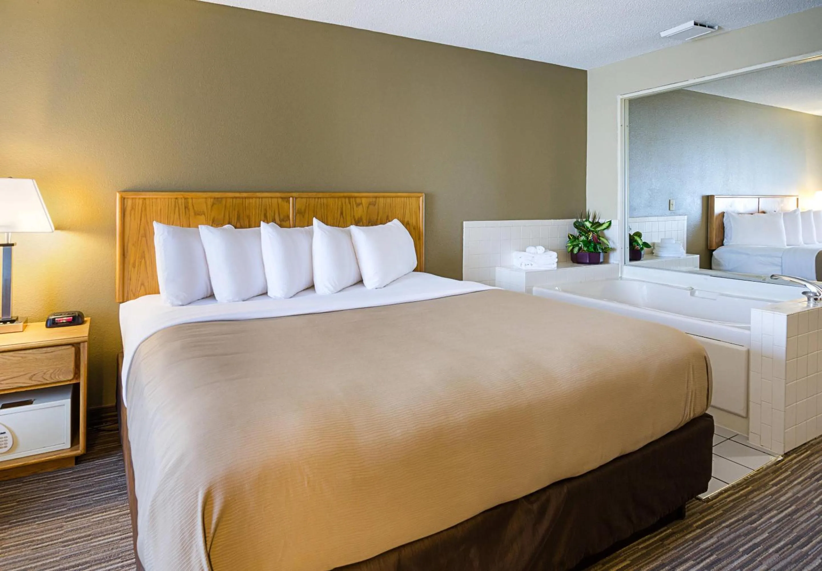 Bedroom, Bed in Quality Inn Princeton