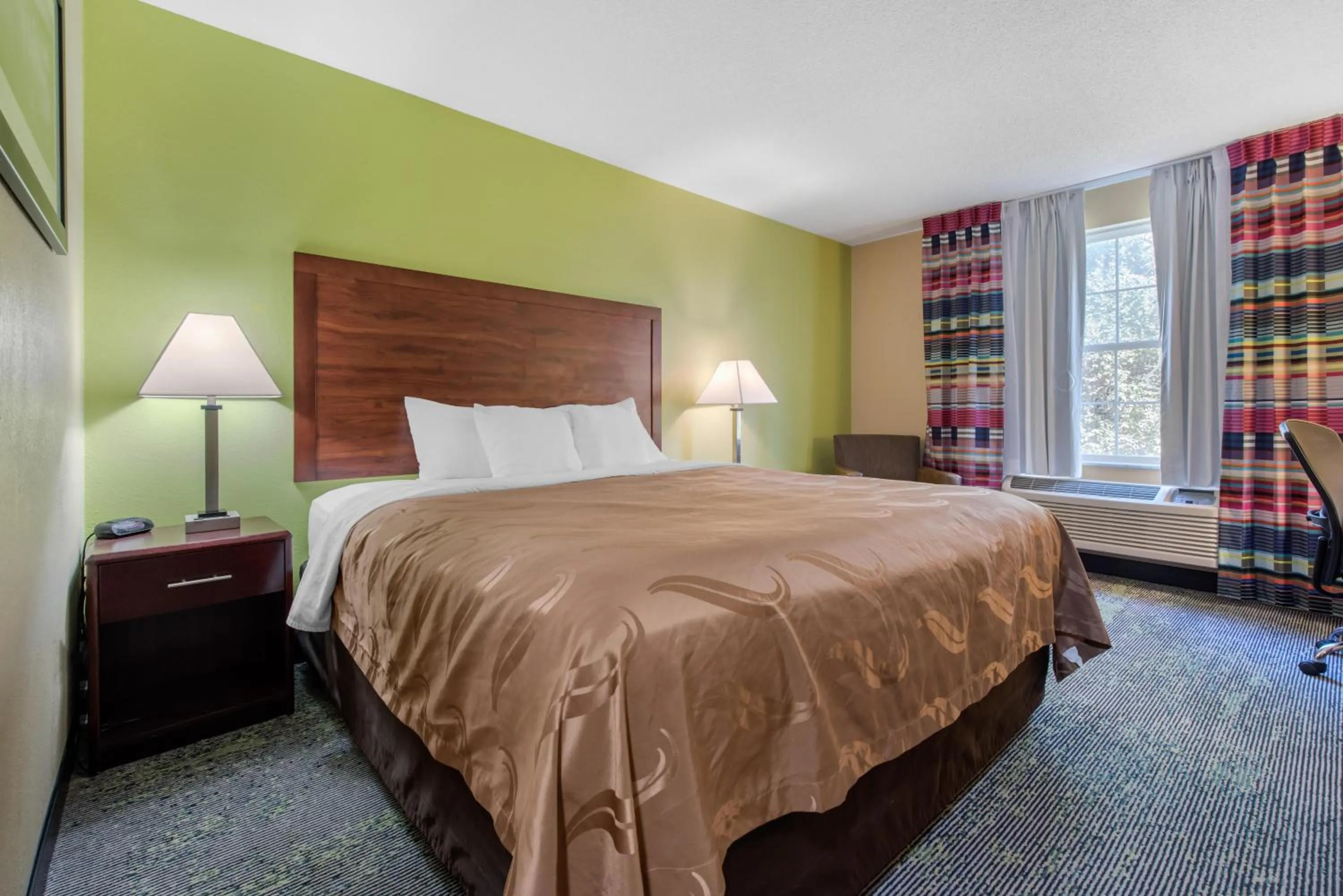 Bed in Quality Inn Morgantown