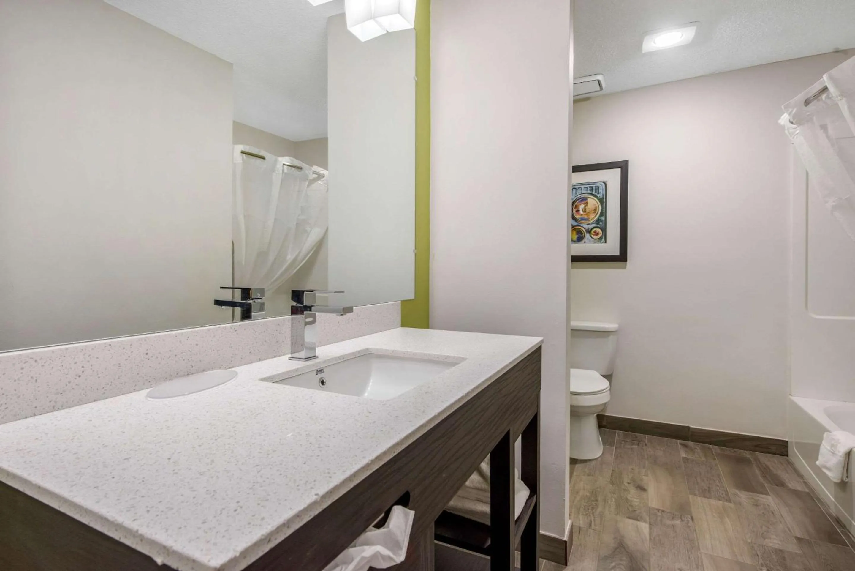 Photo of the whole room in Quality Inn Morgantown