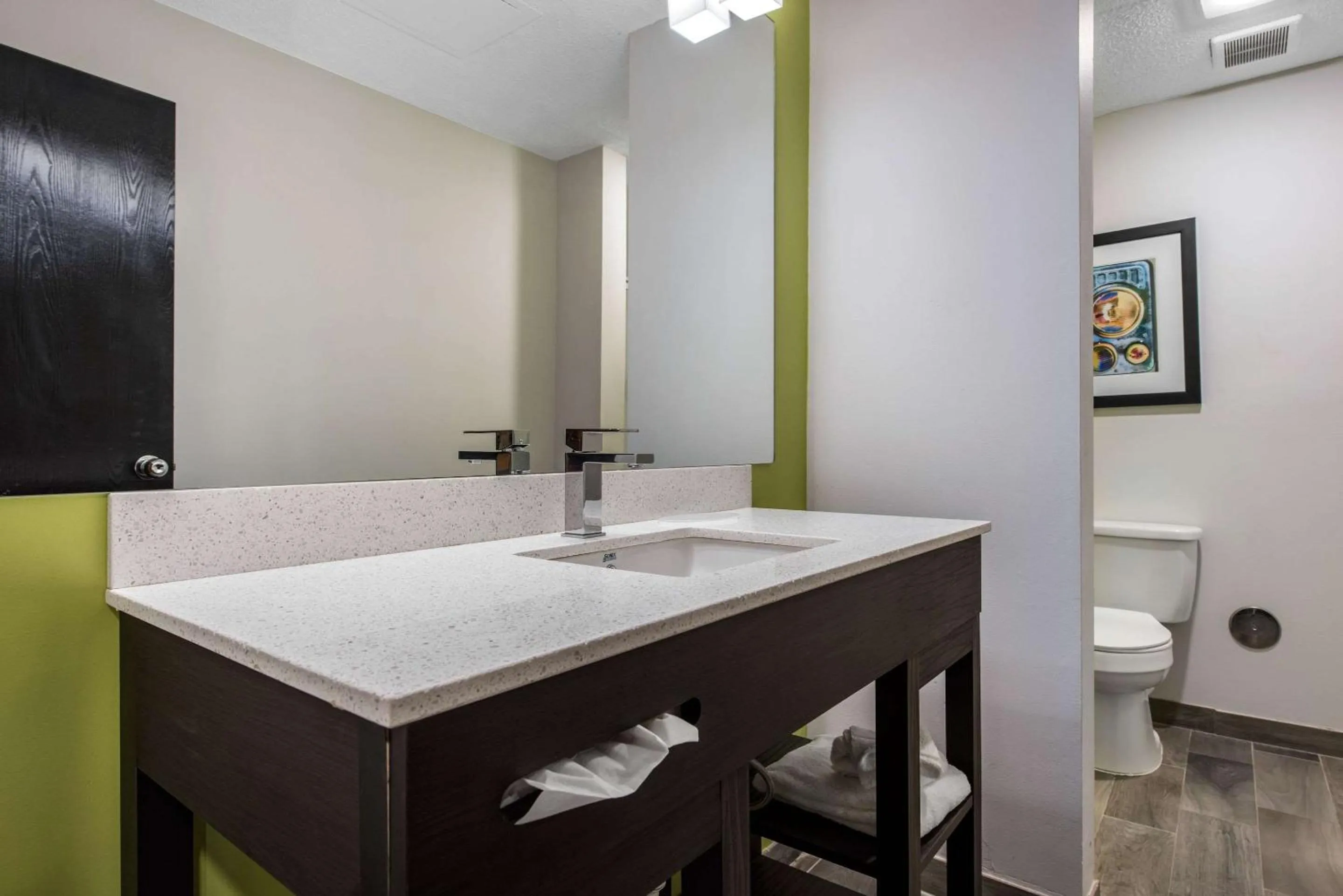 Photo of the whole room in Quality Inn Morgantown