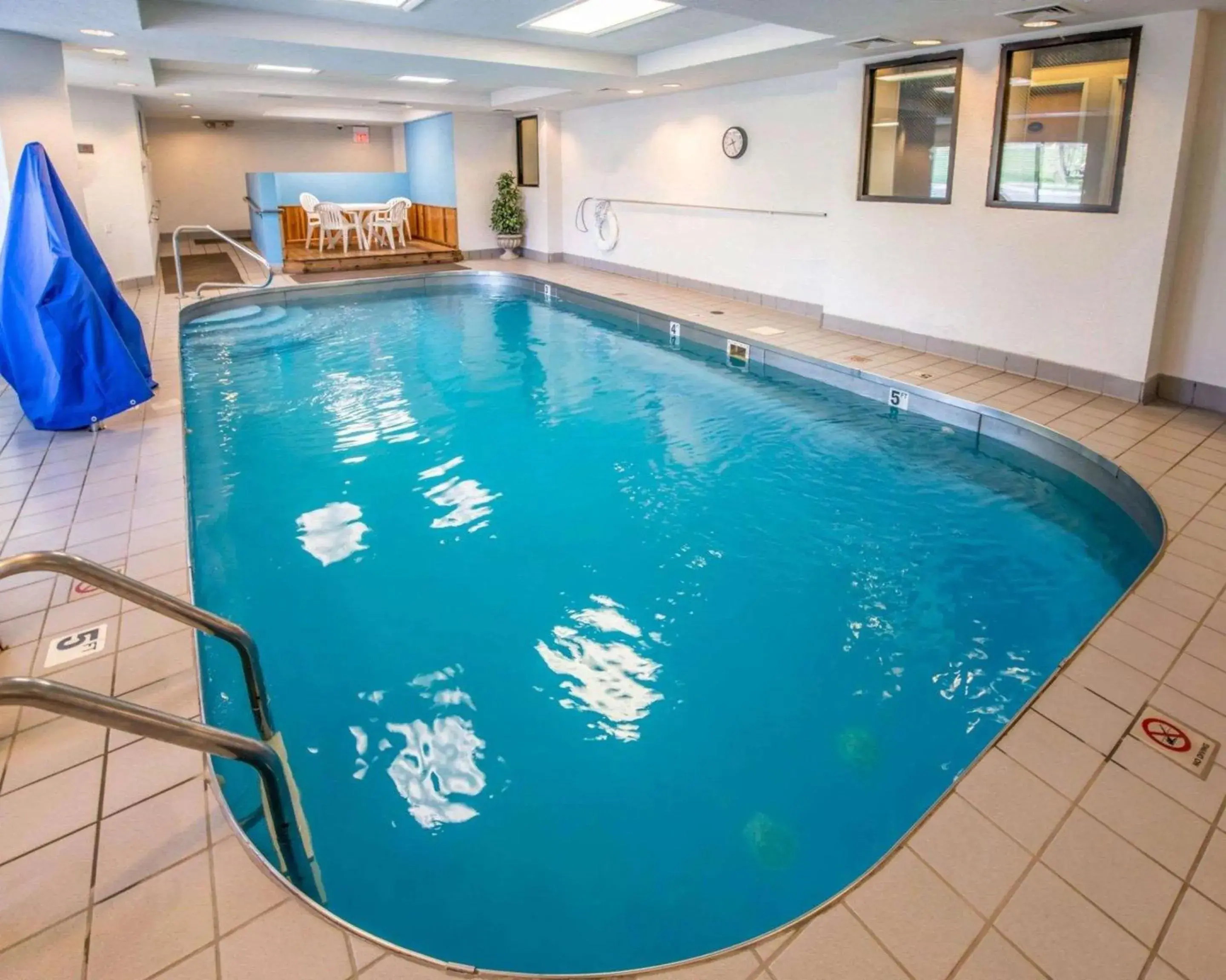 Swimming pool in Sleep Inn & Suites Princeton I-77 Swimming pool in Sleep Inn & Suites Princeton I-77