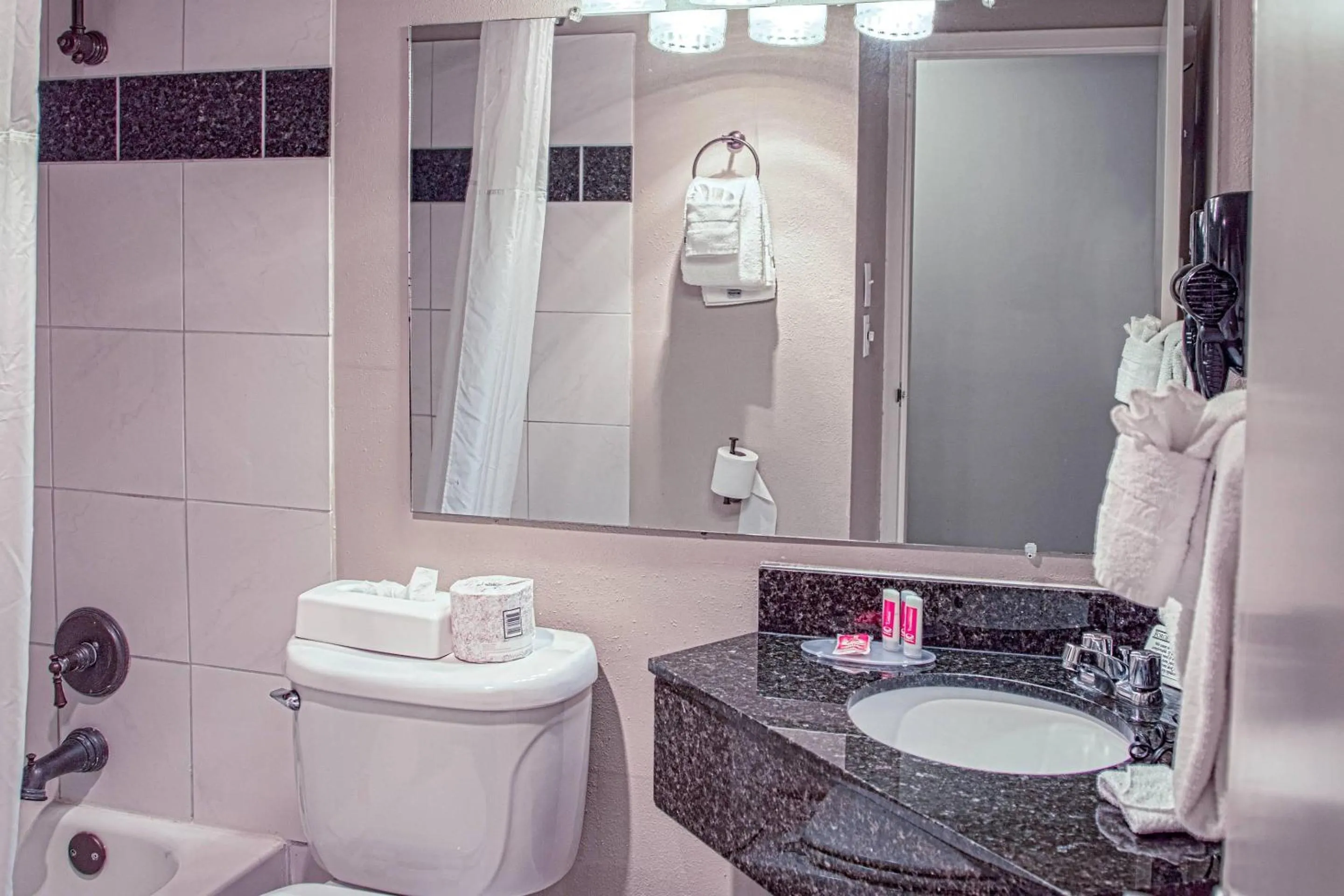 Bathroom in Econo Lodge Rawlins