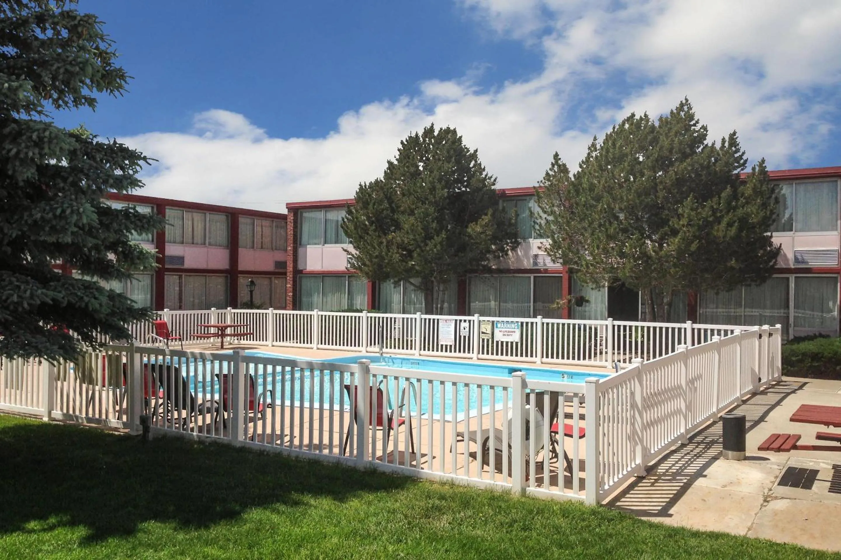 Swimming pool in Econo Lodge Rawlins