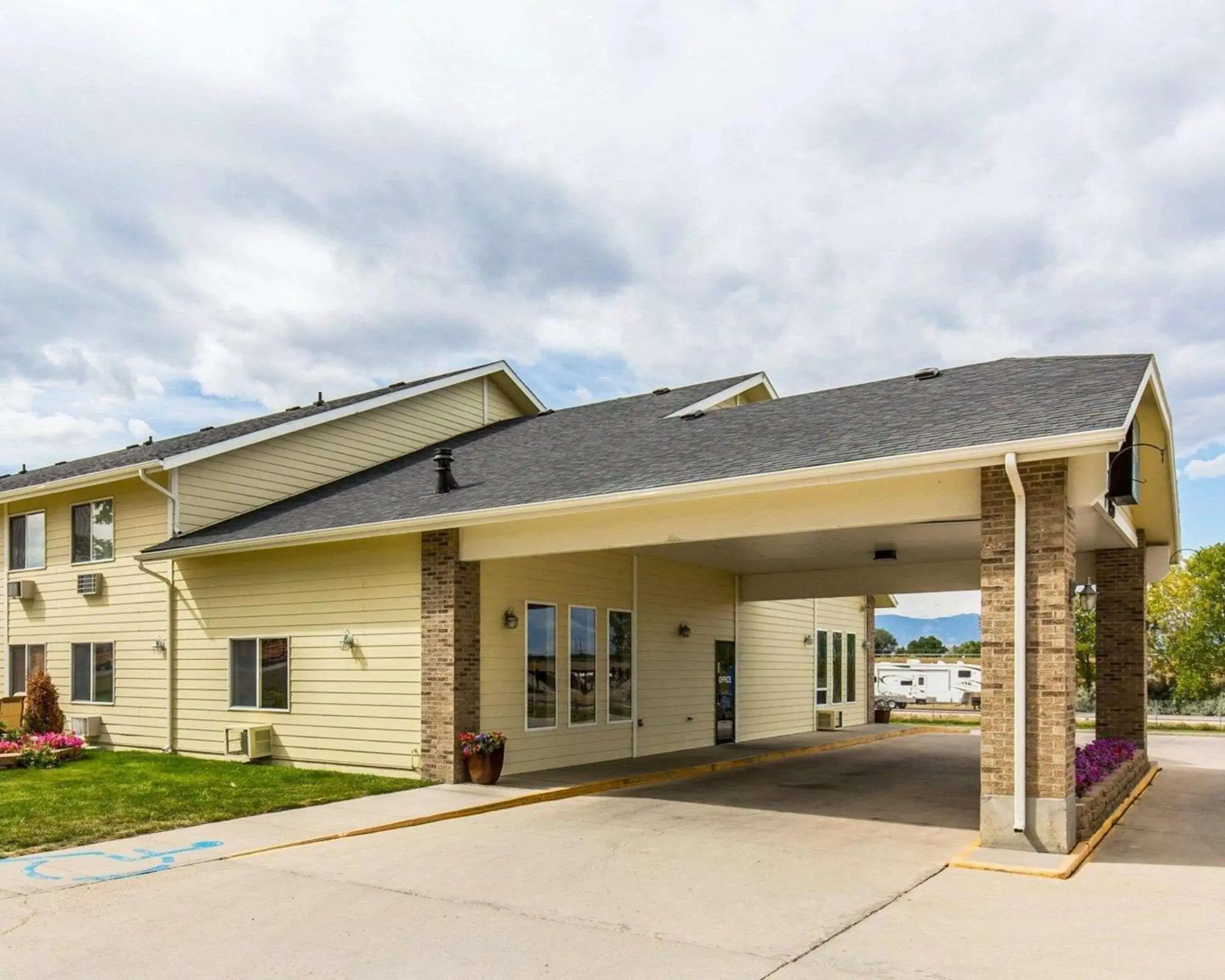 Property building in Quality Inn Sheridan Property building in Quality Inn Sheridan