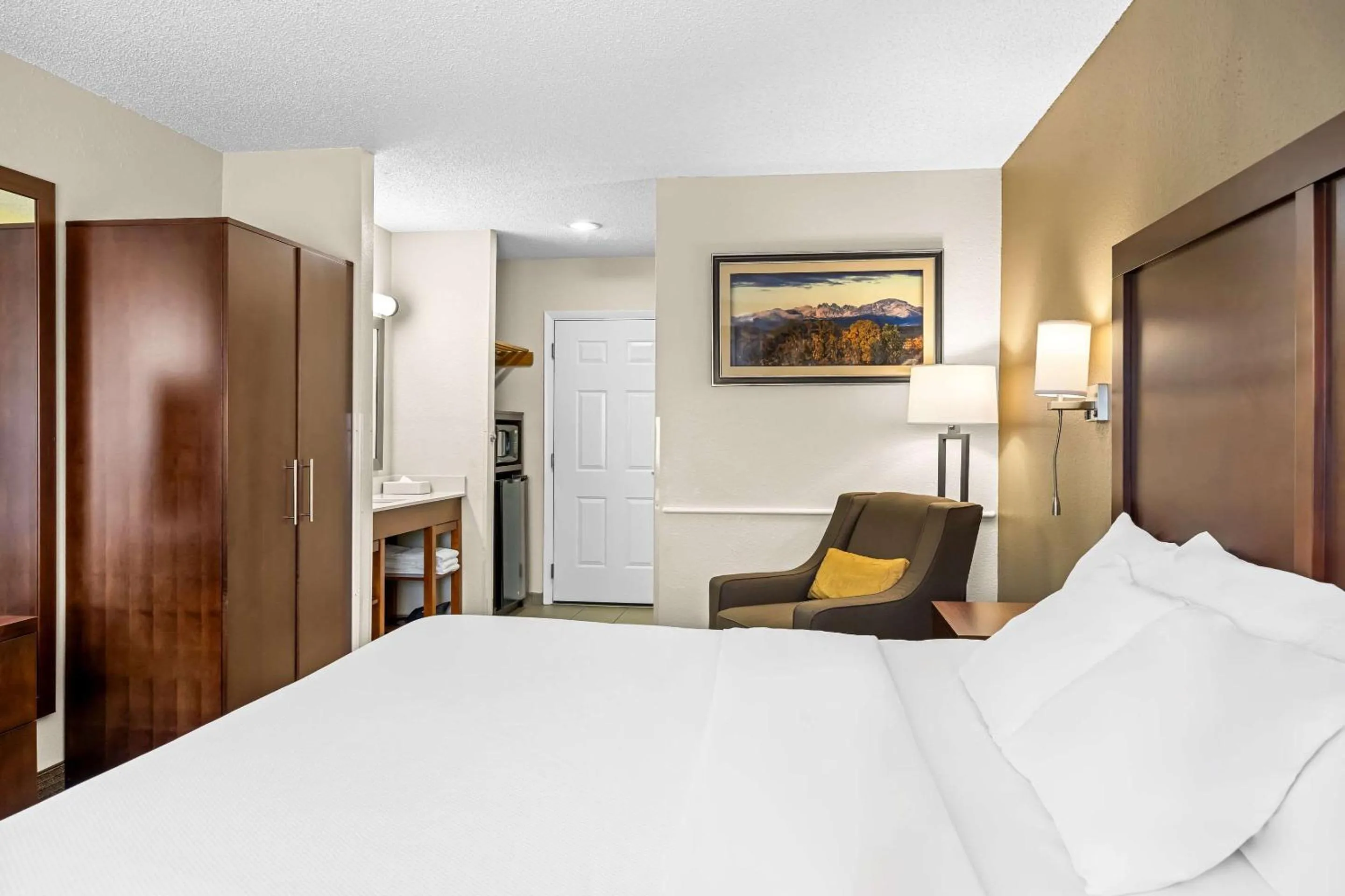 Bedroom, Bed in Comfort Inn Worland Hwy 16 to Yellowstone