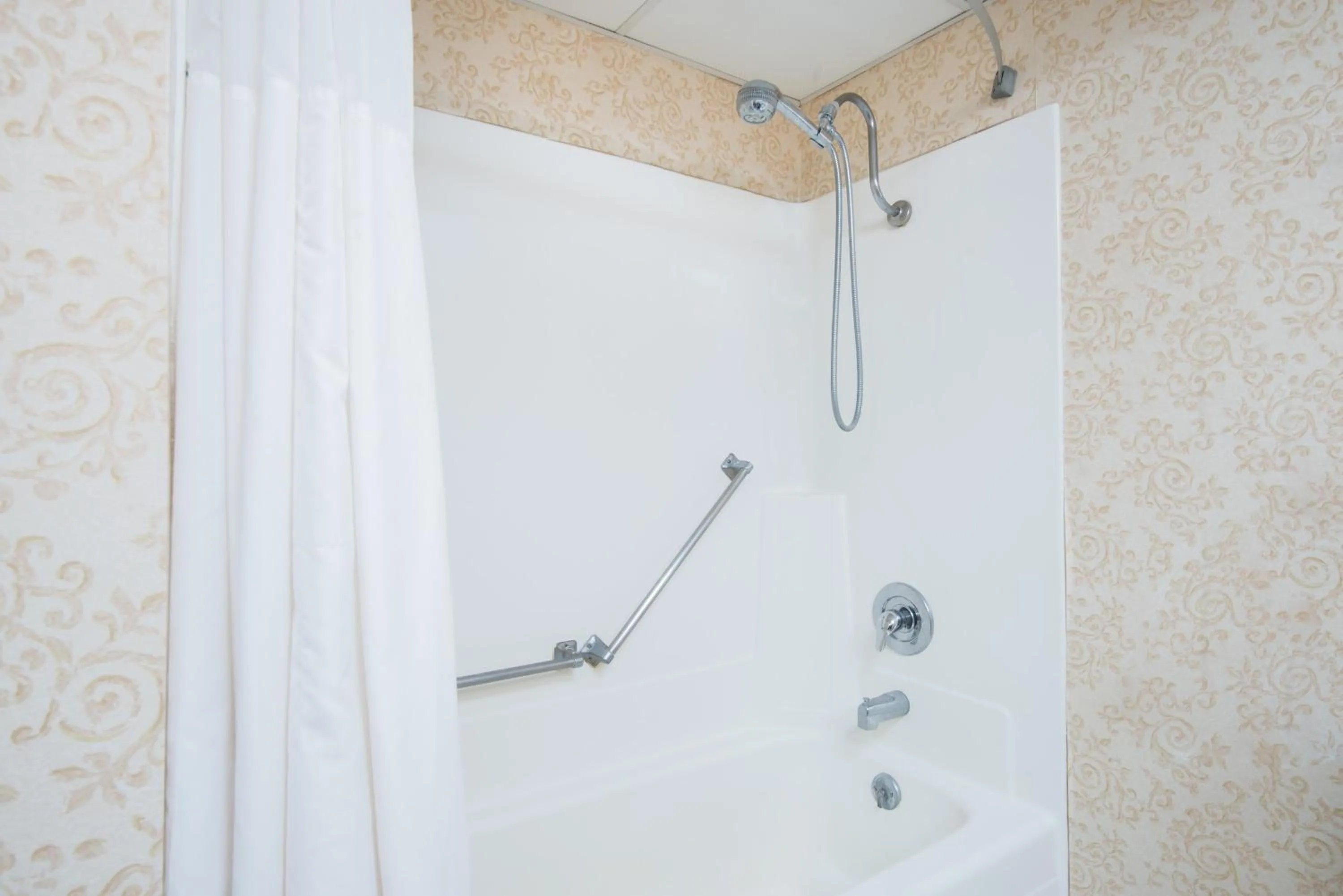 Bathroom in Red Lion Hotel Gillette