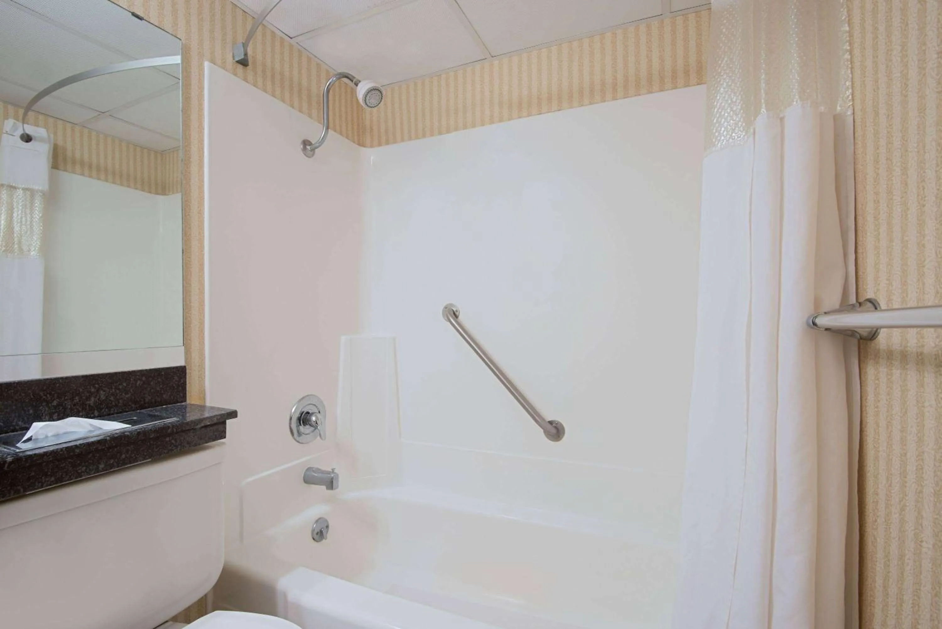 Bathroom in Red Lion Hotel Gillette