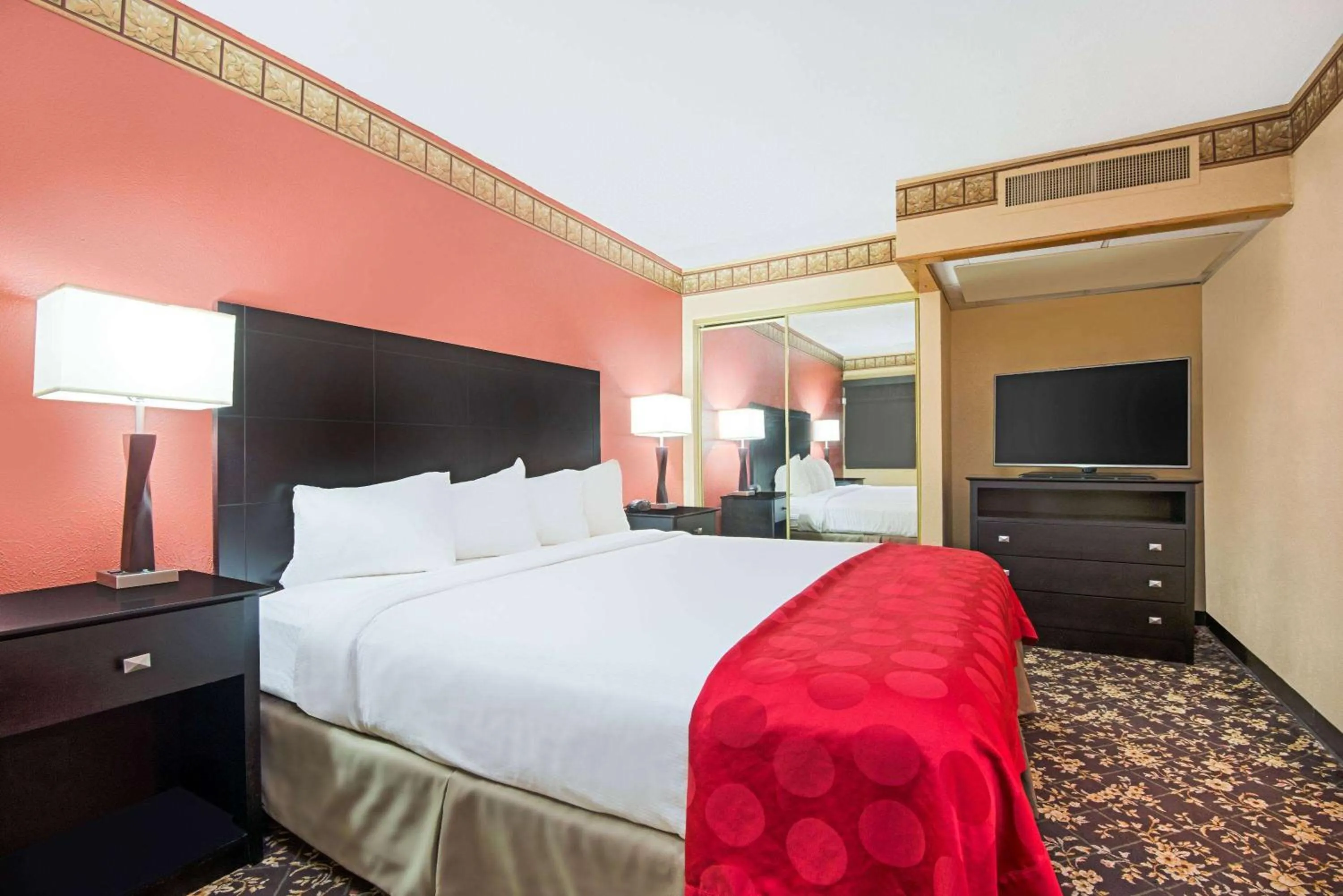 Bedroom, Bed in Red Lion Hotel Gillette