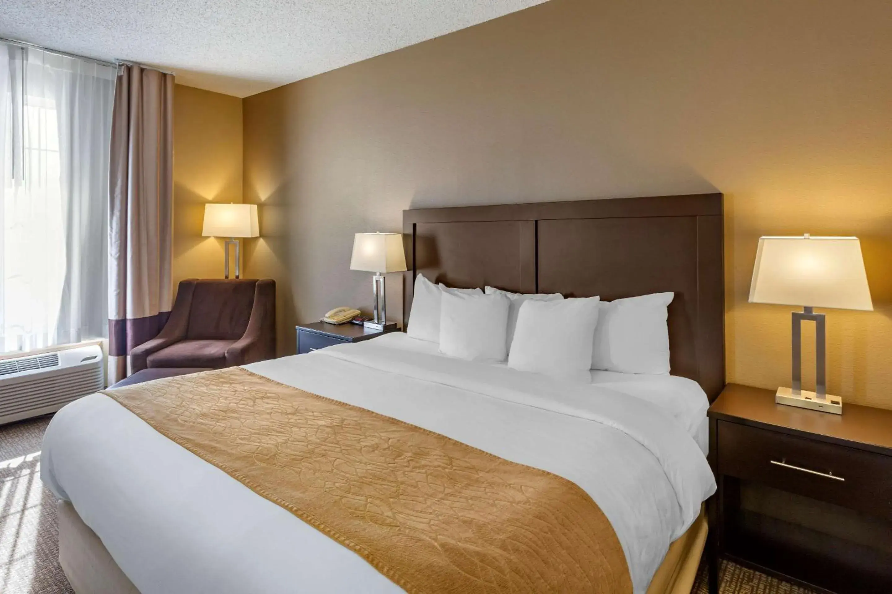 Photo of the whole room, Bed in Comfort Inn Evanston I-80 Photo of the whole room, Bed in Comfort Inn Evanston I-80