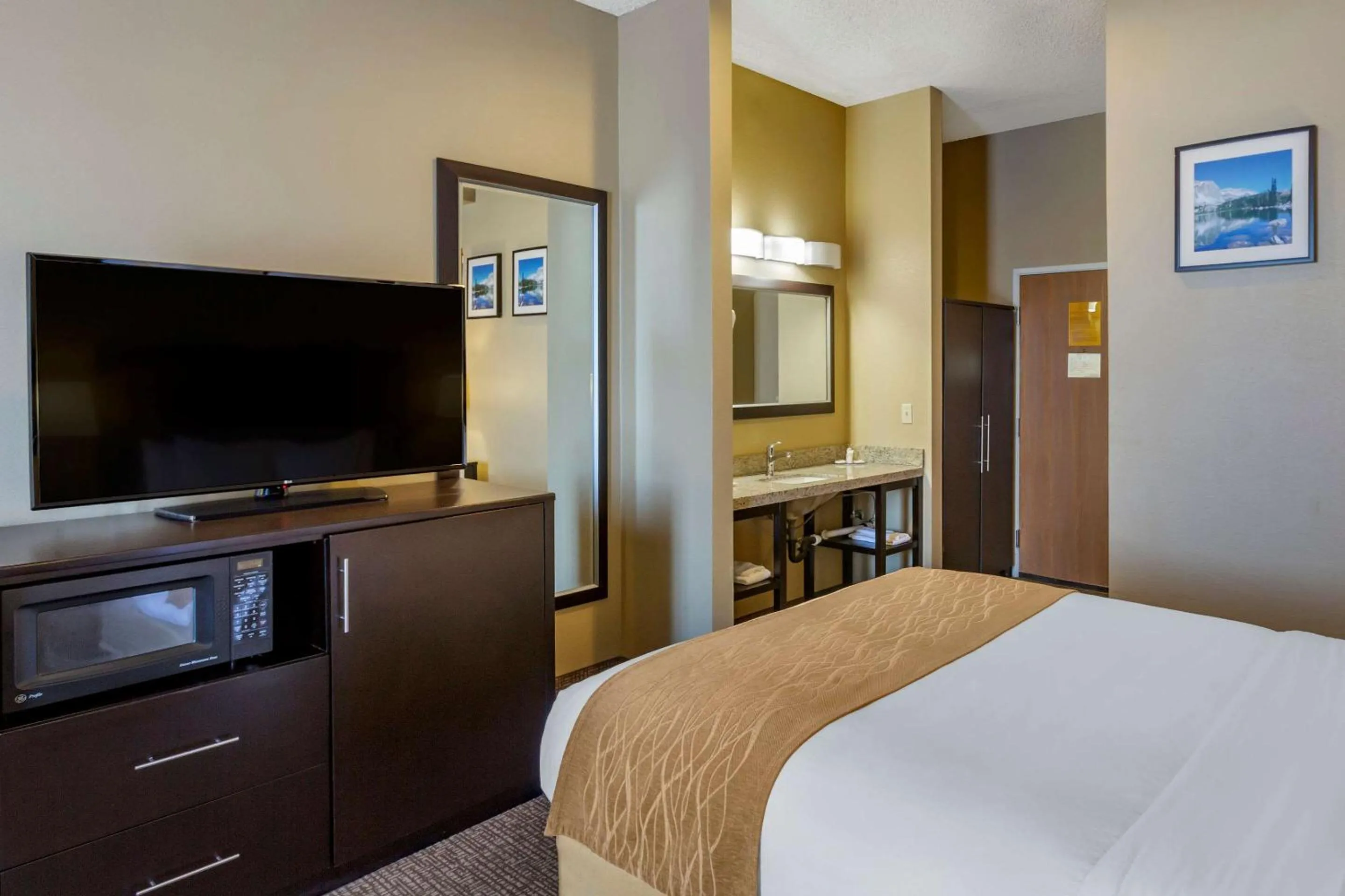 Photo of the whole room, Bed in Comfort Inn Evanston I-80