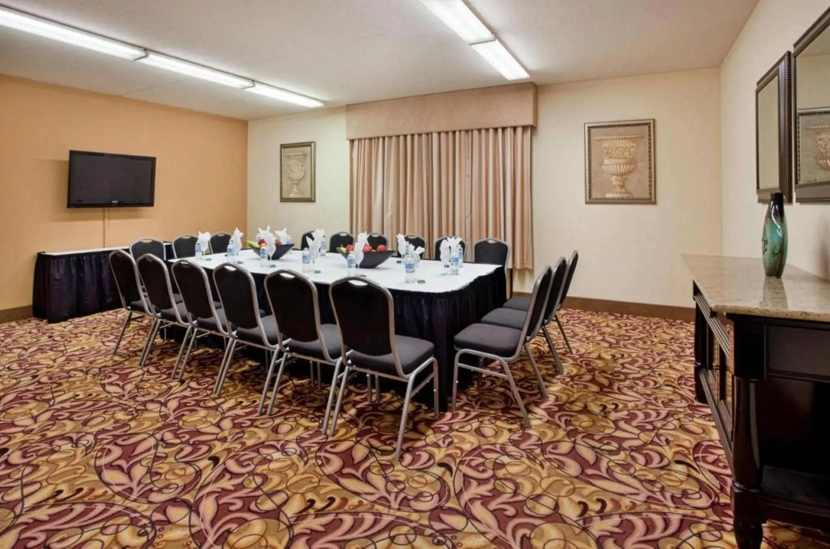 Meeting/conference room in Pittsburgh Airport Inn and Suites Meeting/conference room in Pittsburgh Airport Inn and Suites