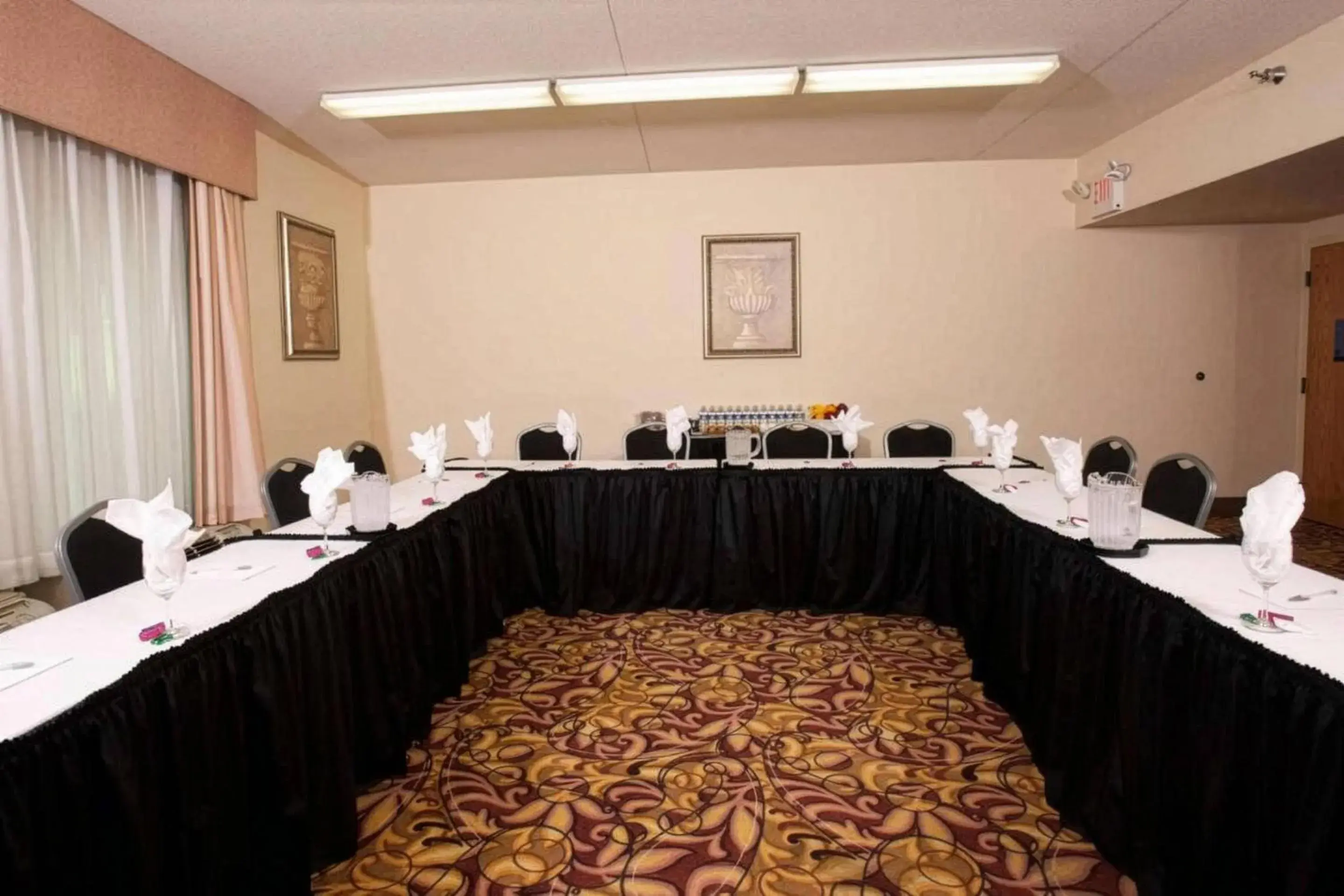 Meeting/conference room in Pittsburgh Airport Inn and Suites Meeting/conference room in Pittsburgh Airport Inn and Suites