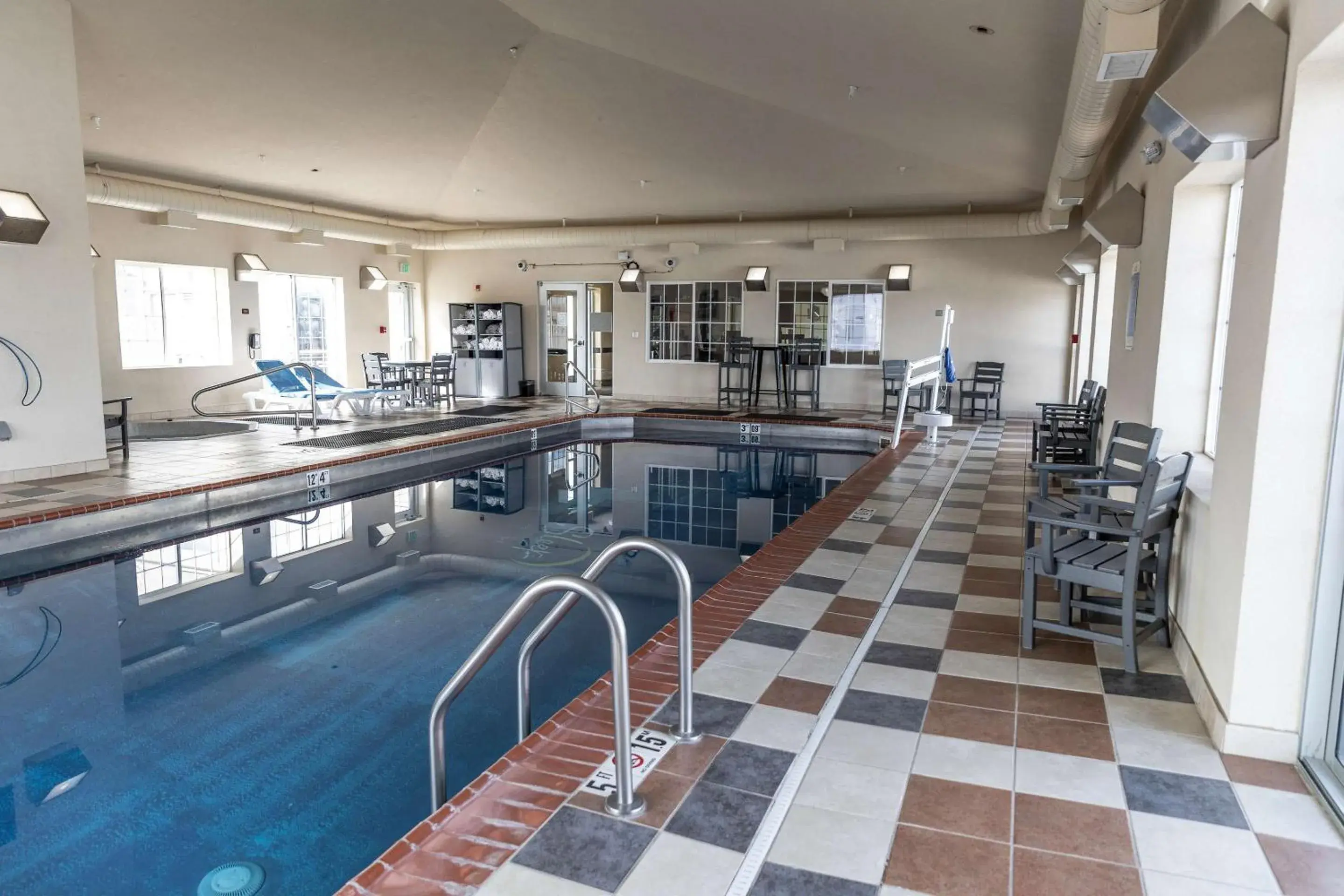 Swimming pool in Sleep Inn & Suites Evansville - Casper Swimming pool in Sleep Inn & Suites Evansville - Casper