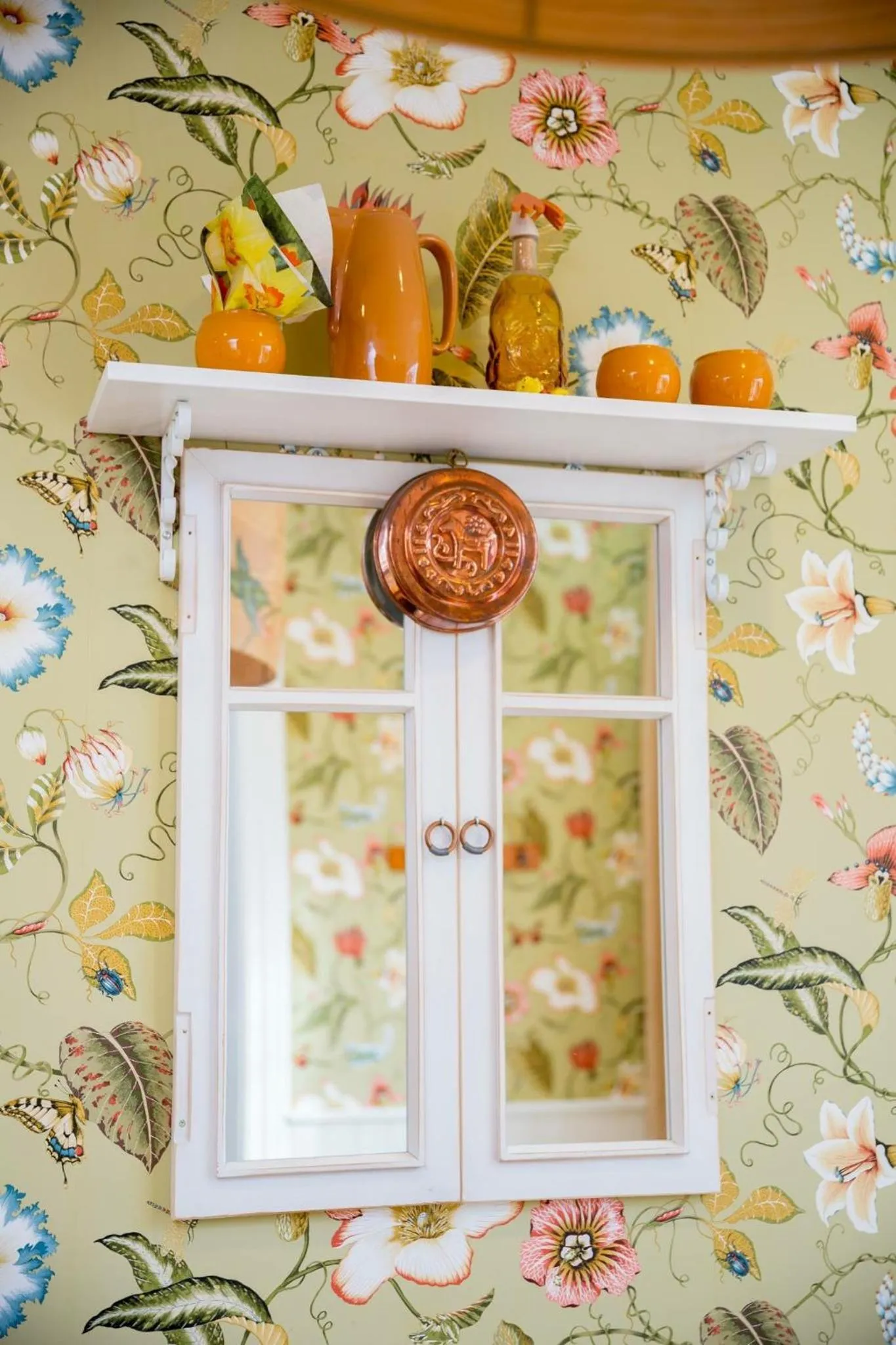 Restaurant/places to eat in Rohuaia Apartments