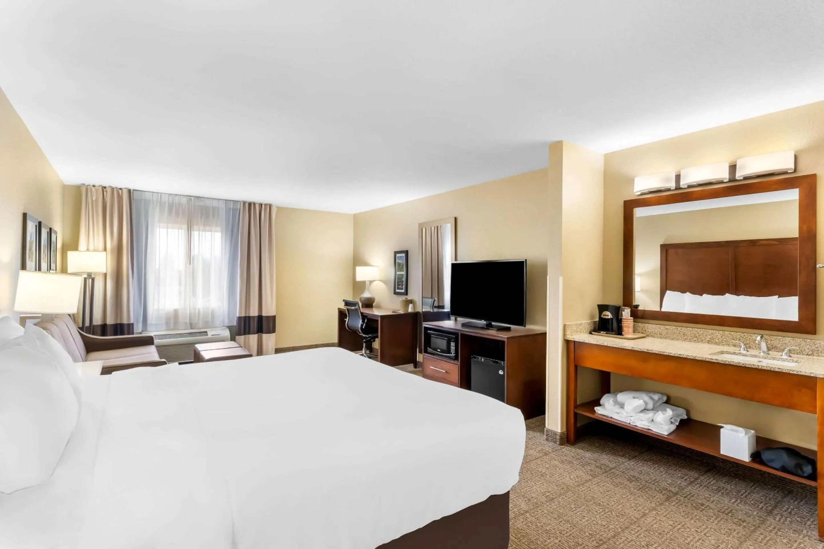 Bedroom, Bed in Comfort Inn & Suites Near University of Wyoming