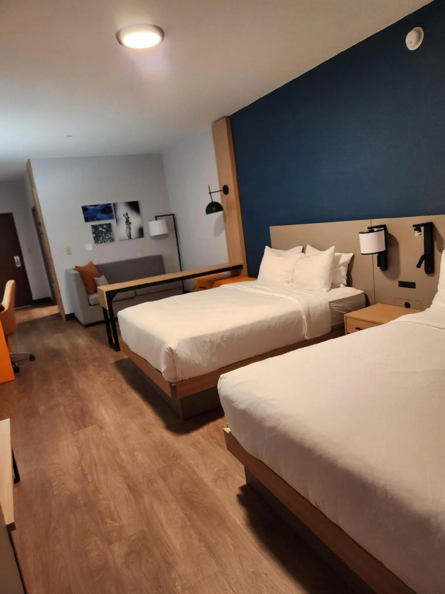 Photo of the whole room, Bed in Comfort Suites Cheyenne