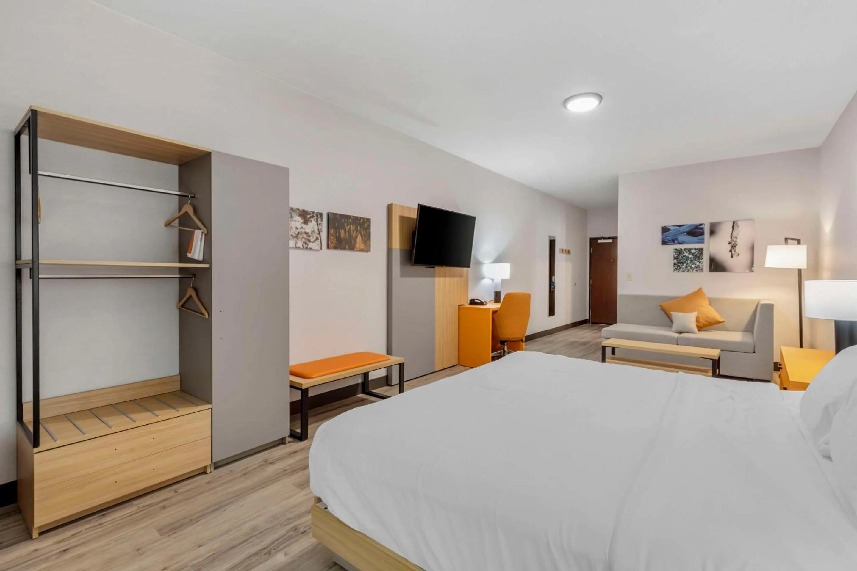 Bedroom, Bed in Comfort Suites Cheyenne