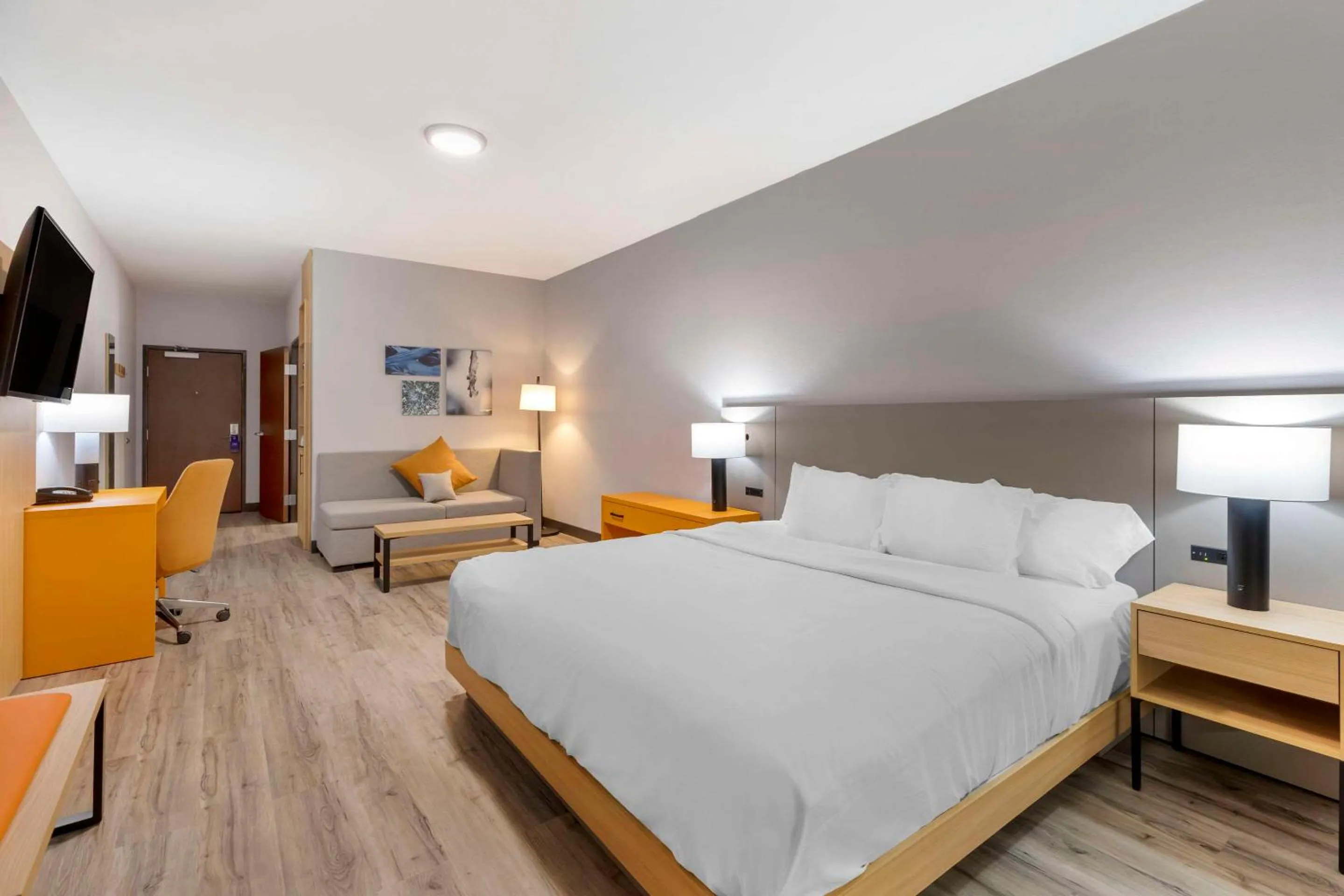 Bedroom, Bed in Comfort Suites Cheyenne