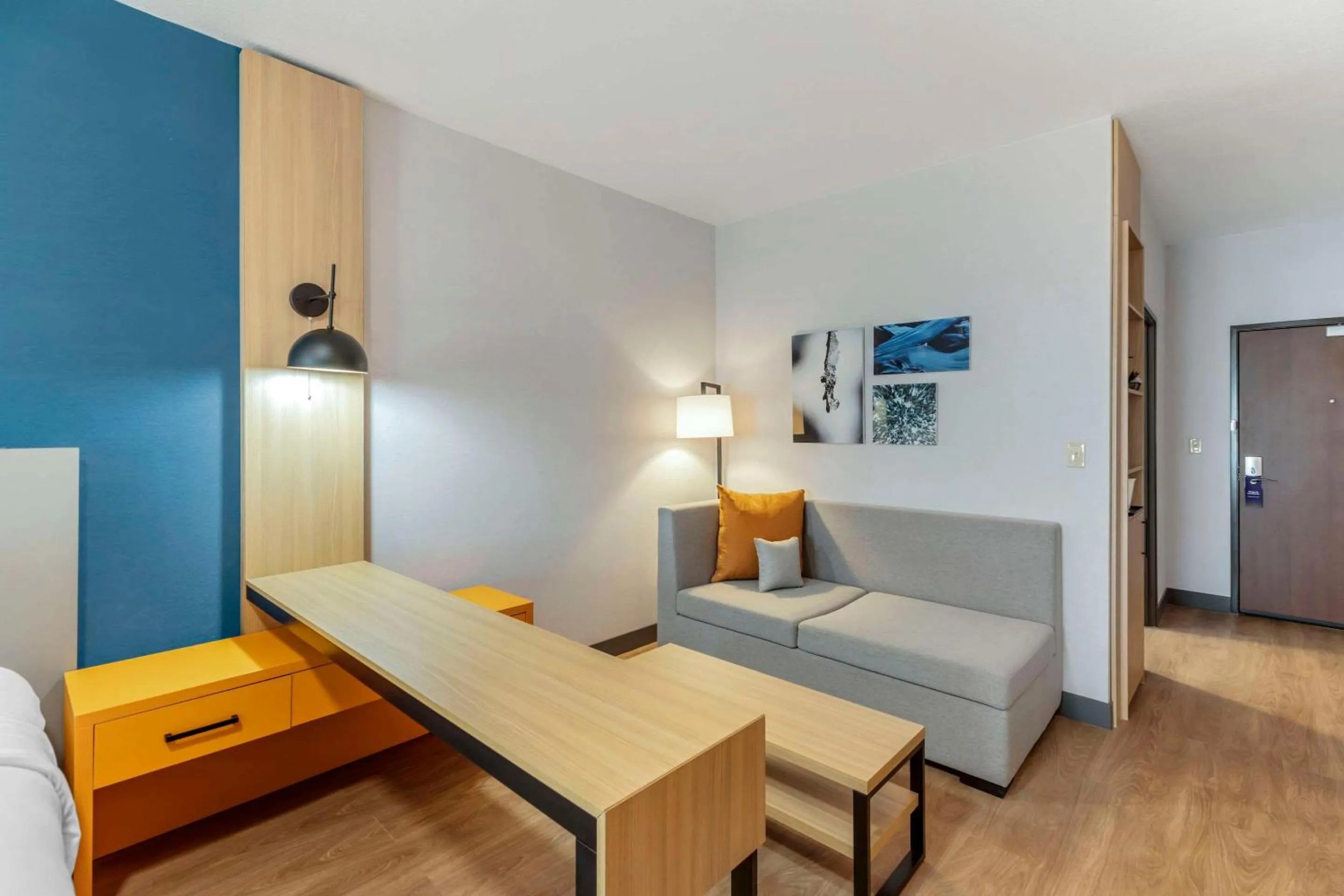 Bedroom, Bed in Comfort Suites Cheyenne