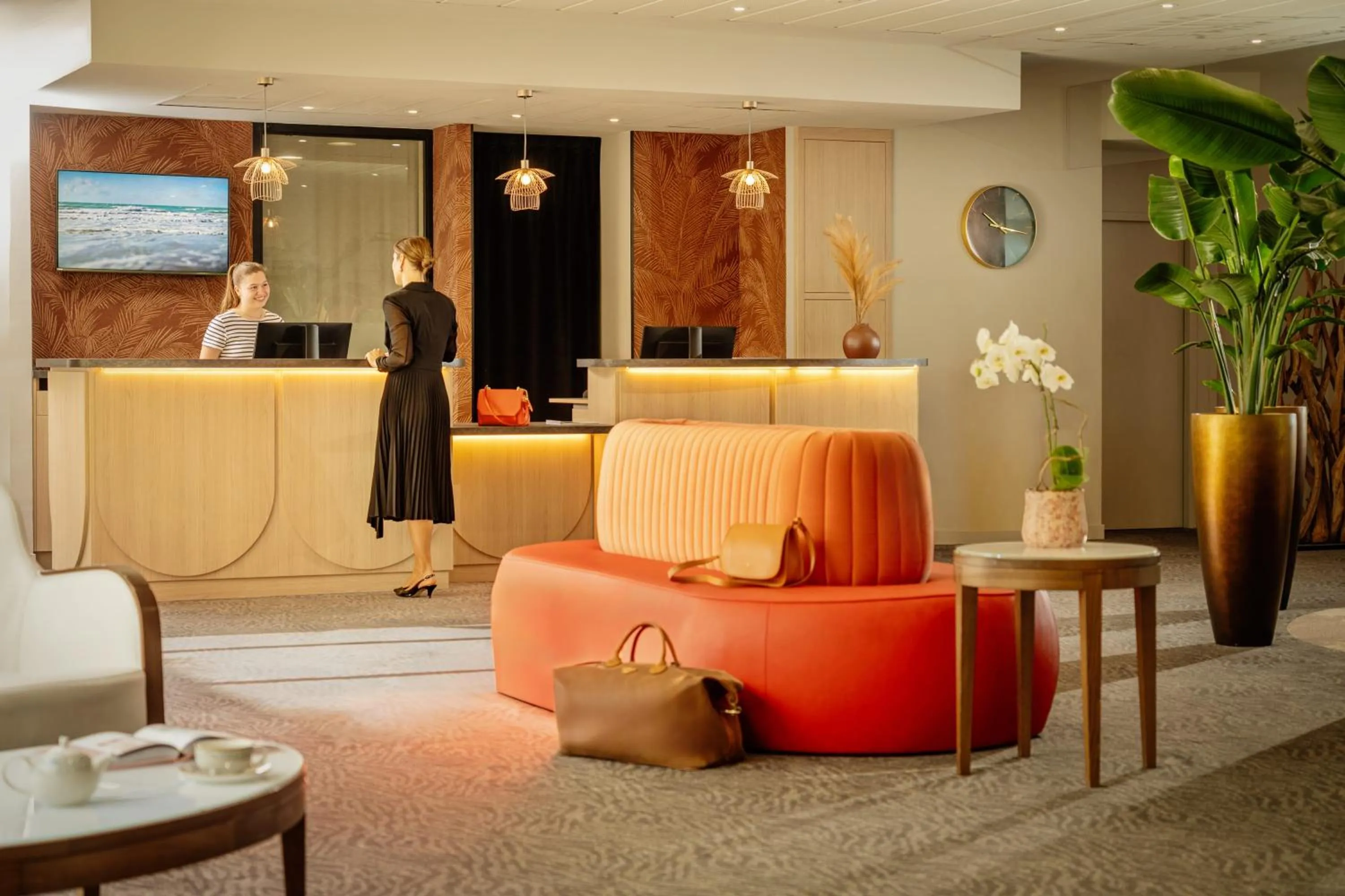 Lobby or reception in Hôtel de la Baie - Thalassothérapie PREVITHAL