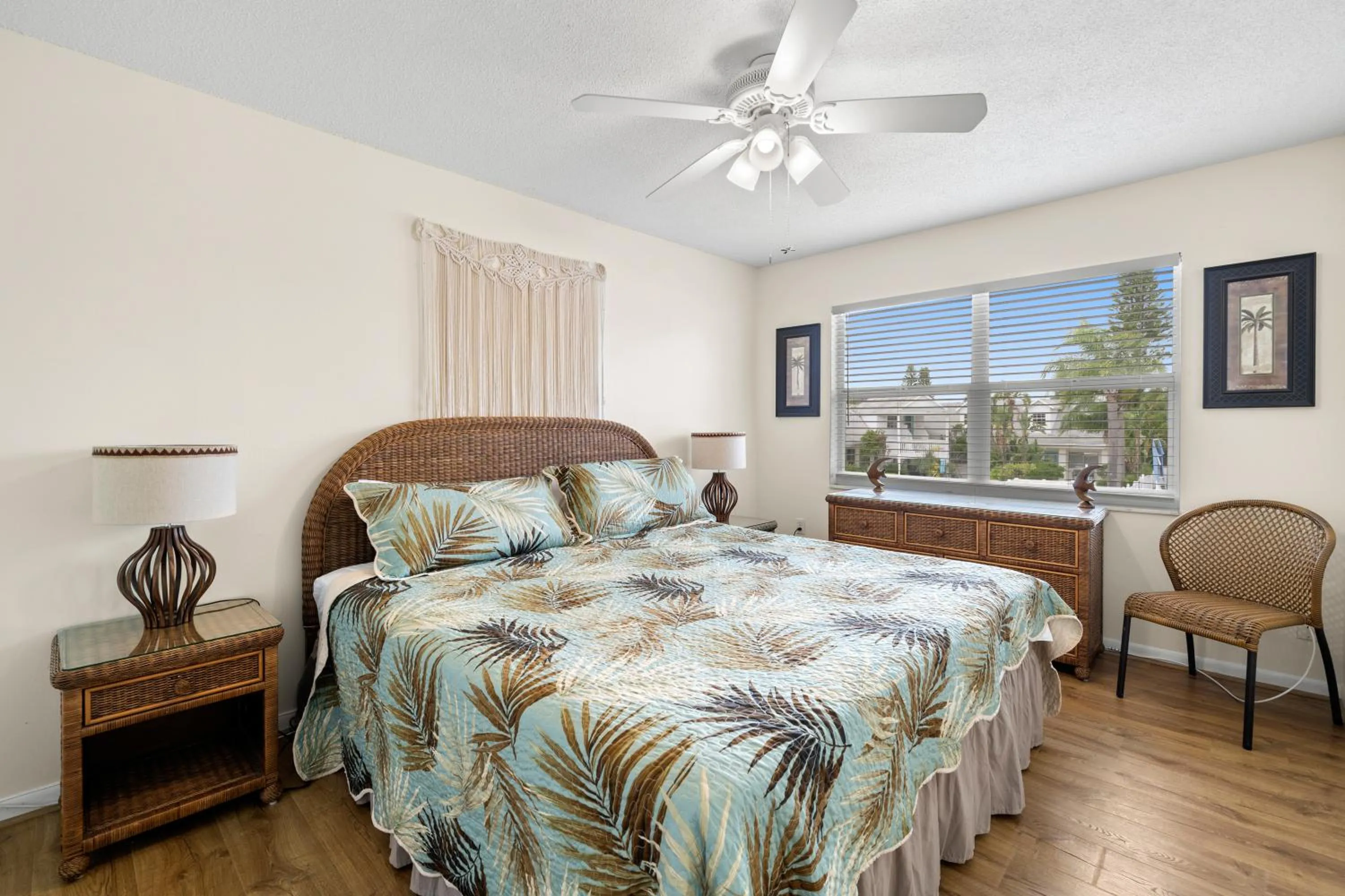 Property building, Bed in Waves 18