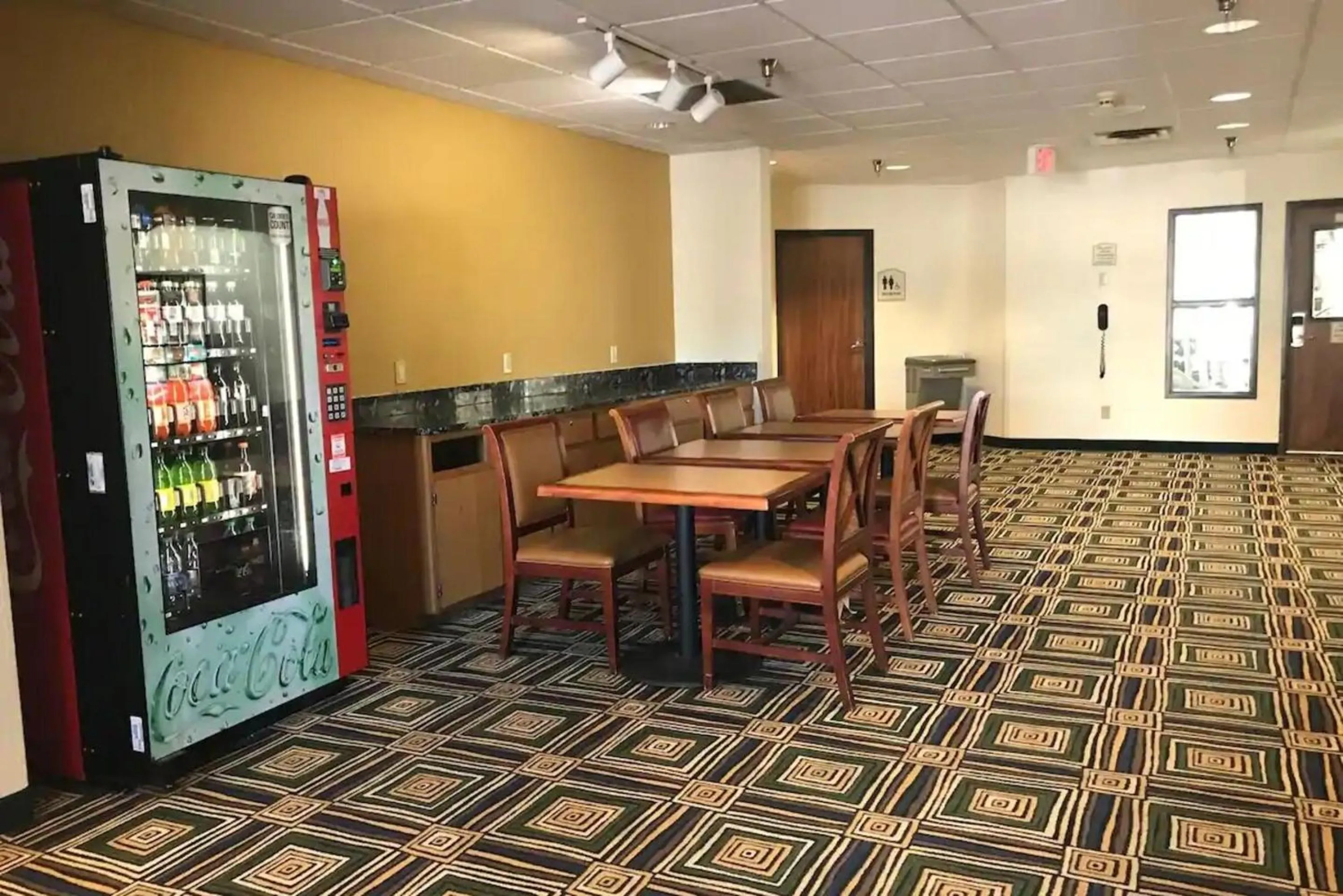 Breakfast in Norwood Inn & Suites Eagan