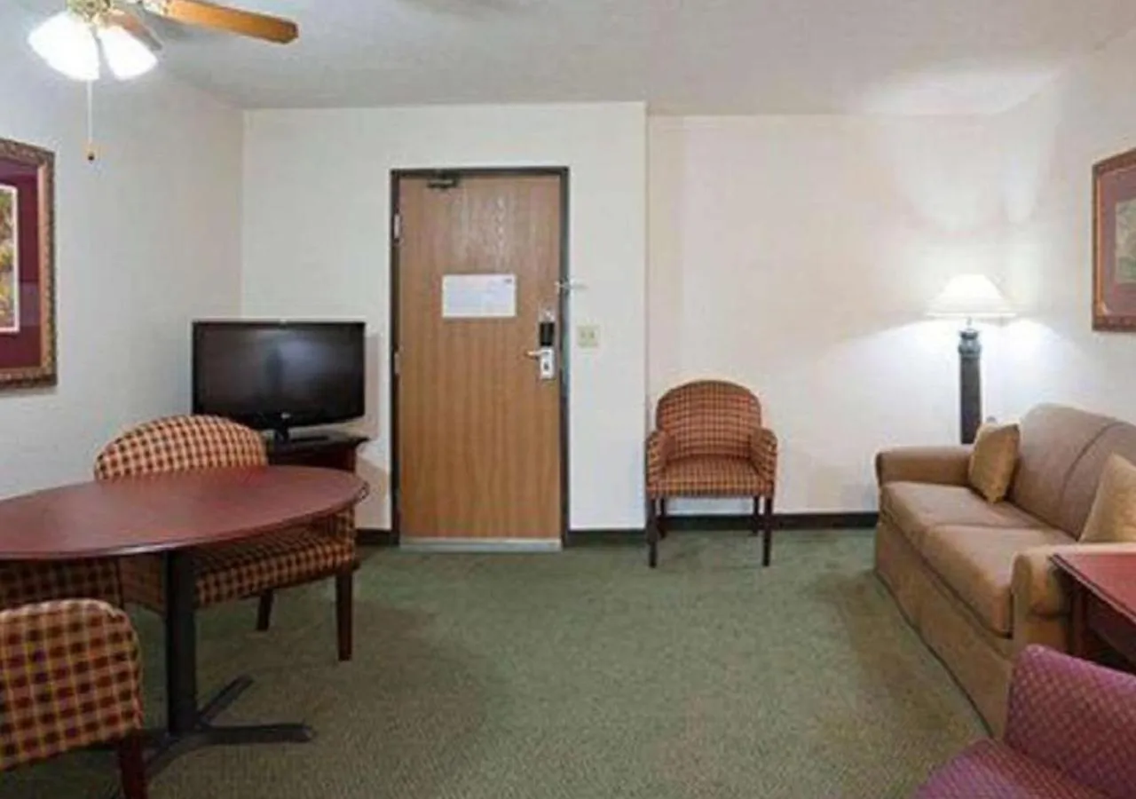 Living room, Seating Area in Norwood Inn & Suites Eagan