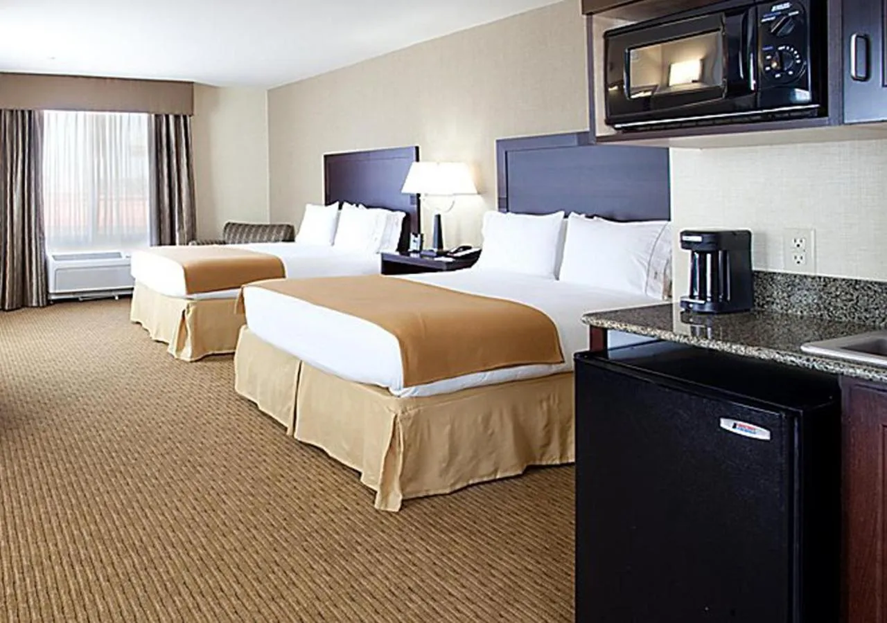 Bed in Norwood Inn & Suites Eagan