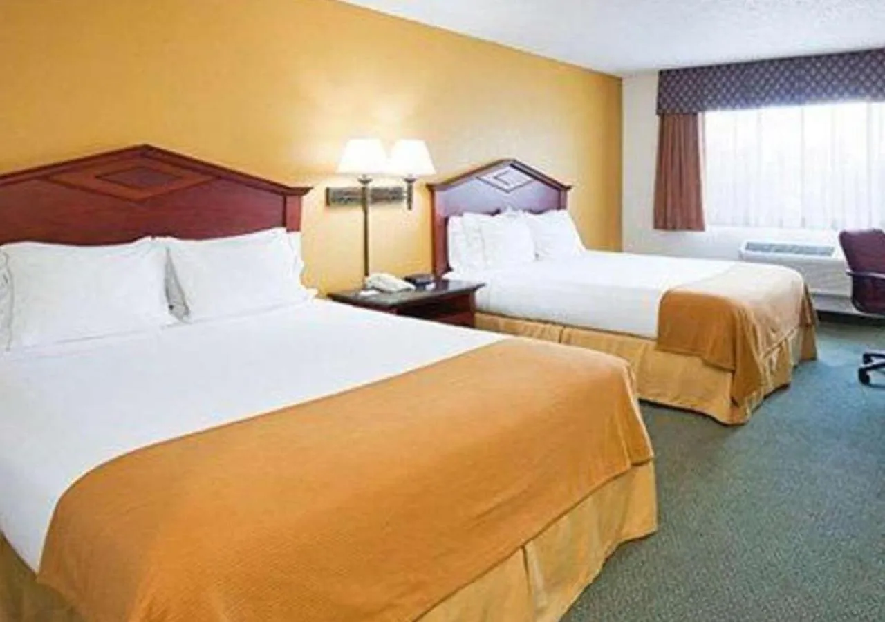 Bed in Norwood Inn & Suites Eagan