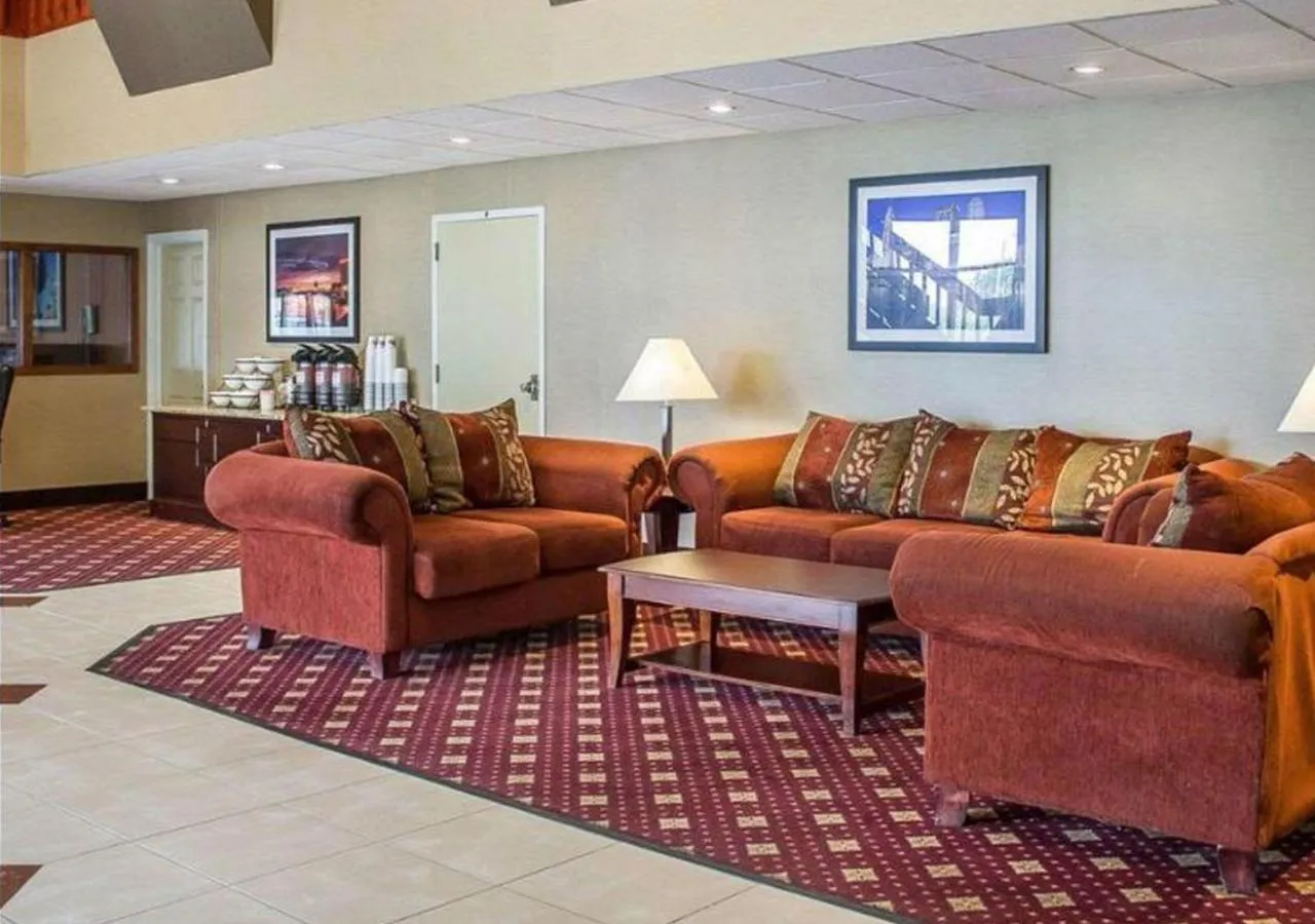 Seating Area in Norwood Inn & Suites Eagan