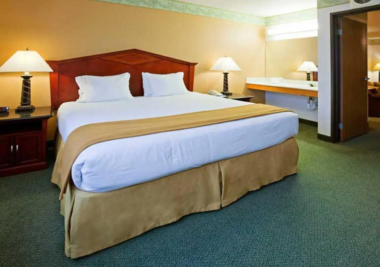 Bed in Norwood Inn & Suites Eagan