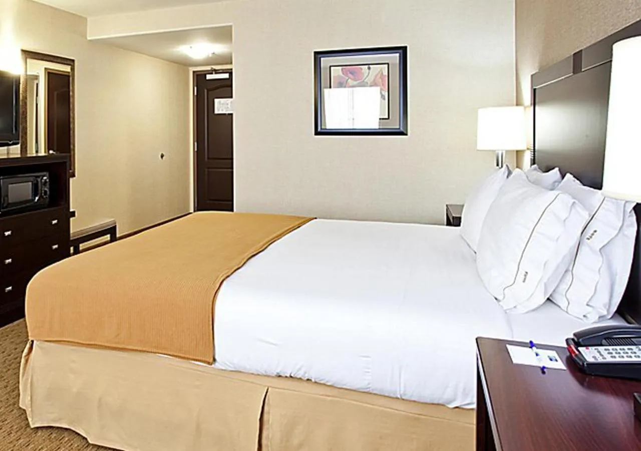 Bed in Norwood Inn & Suites Eagan