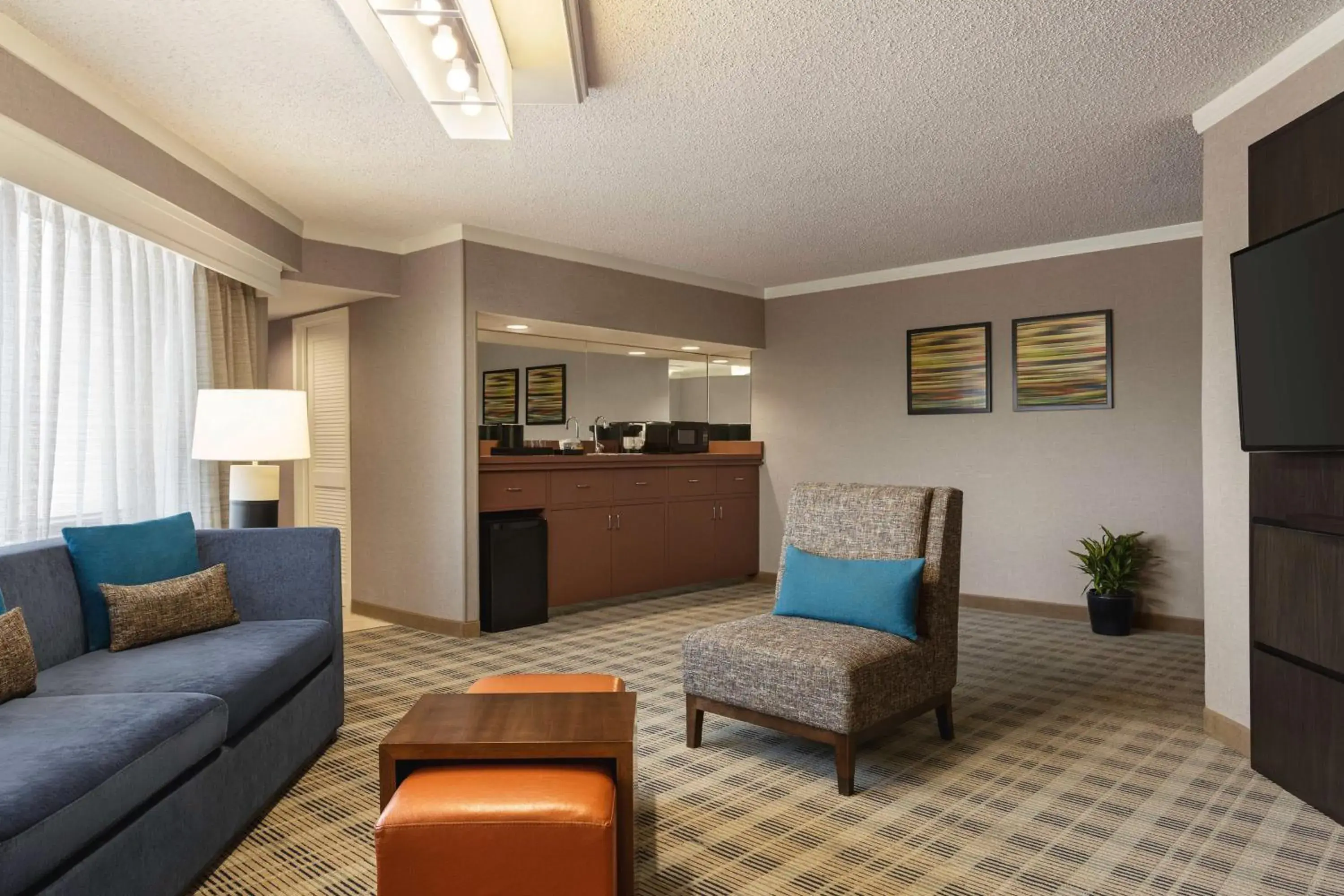 Living room in Embassy Suites by Hilton Kansas City Overland Park Living room in Embassy Suites by Hilton Kansas City Overland Park
