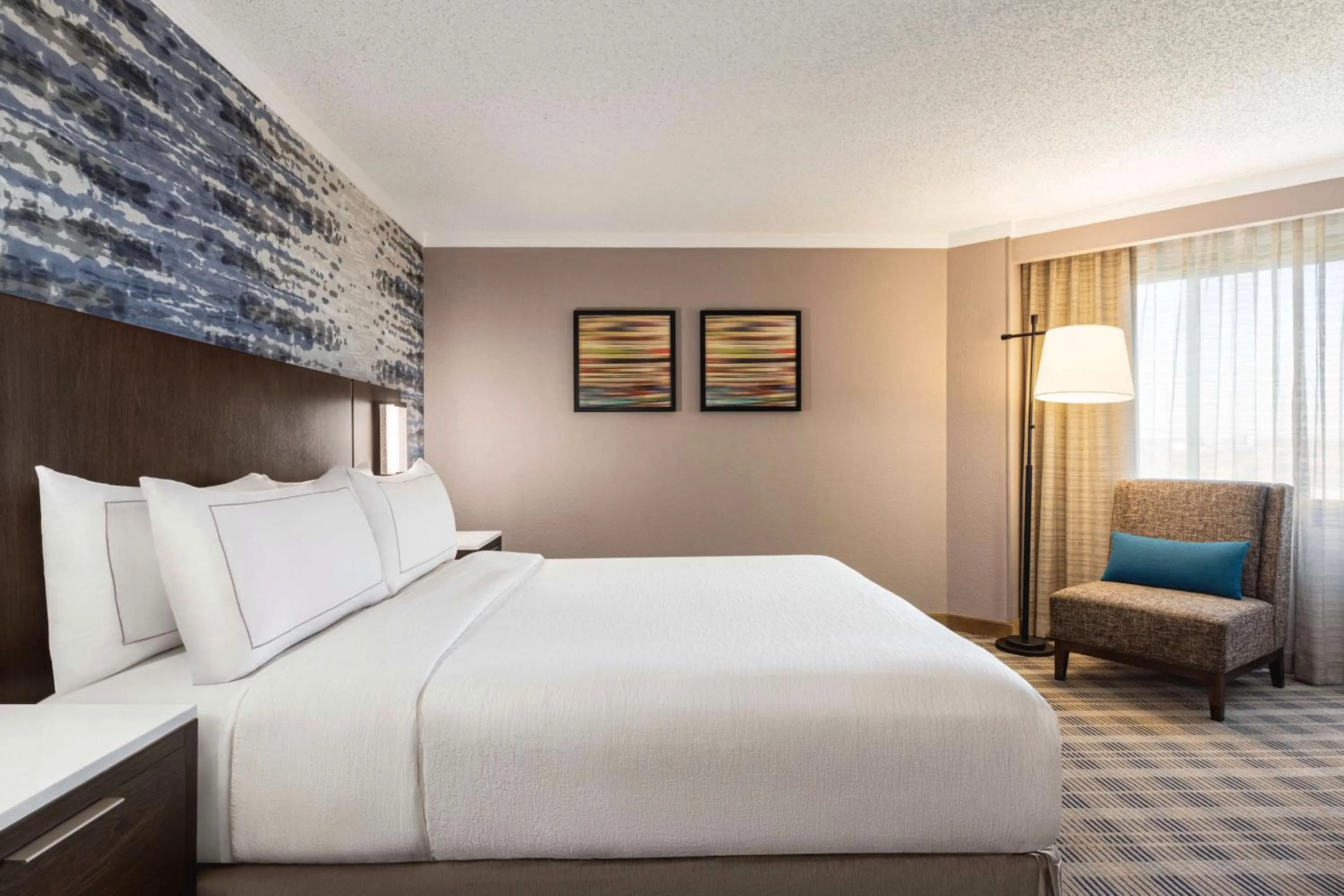 Bed in Embassy Suites by Hilton Kansas City Overland Park