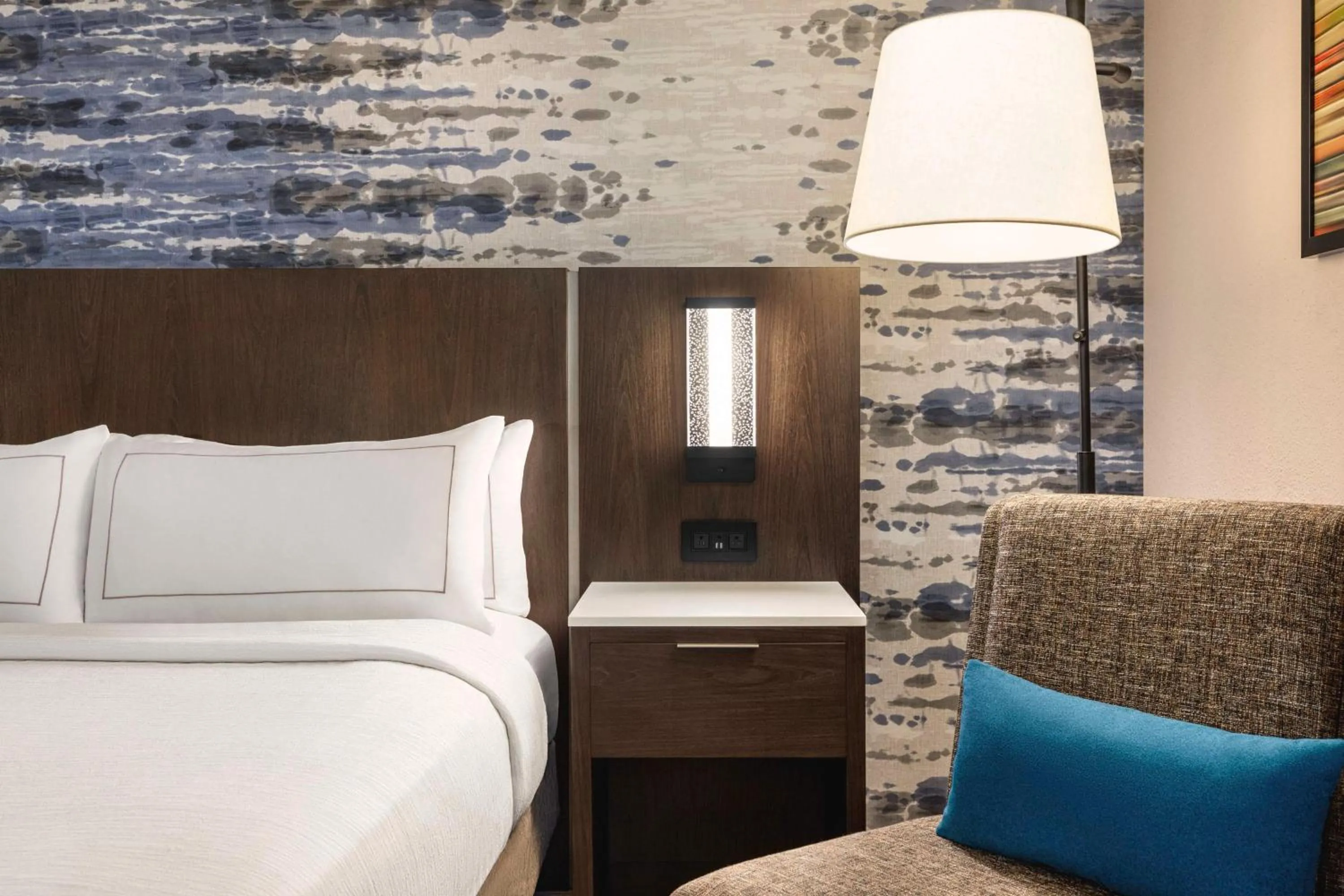 Living room, Bed in Embassy Suites by Hilton Kansas City Overland Park