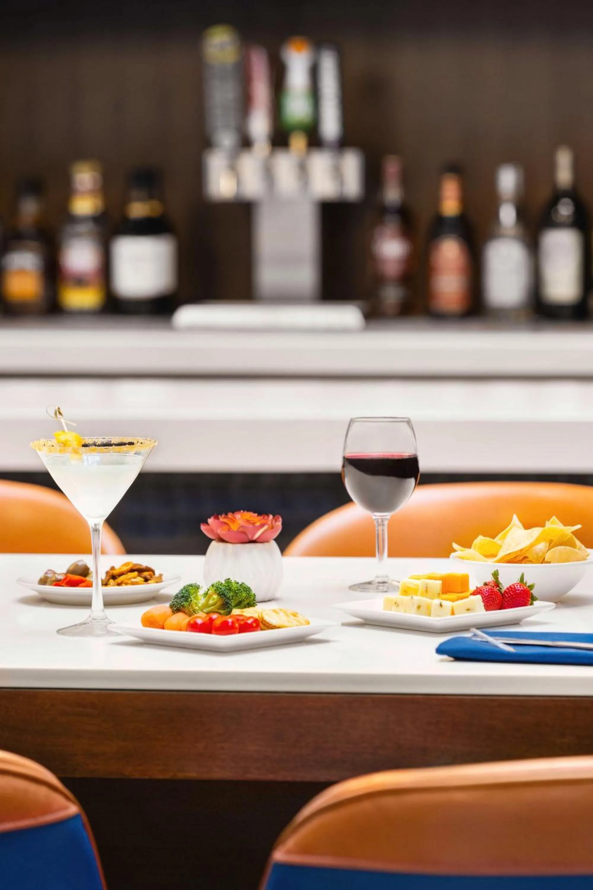 Dining area in Embassy Suites by Hilton Kansas City Overland Park