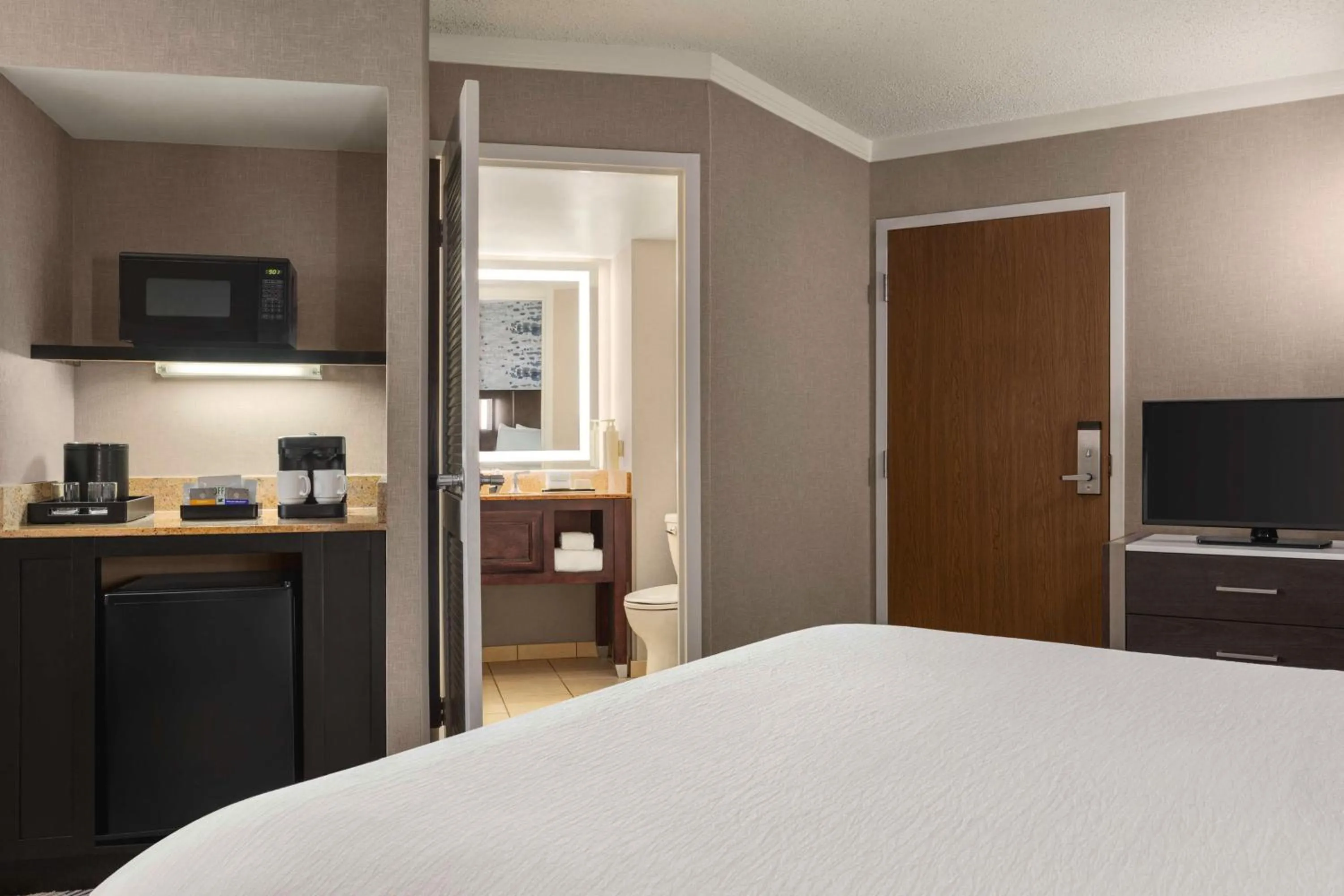 Bathroom, Bed in Embassy Suites by Hilton Kansas City Overland Park