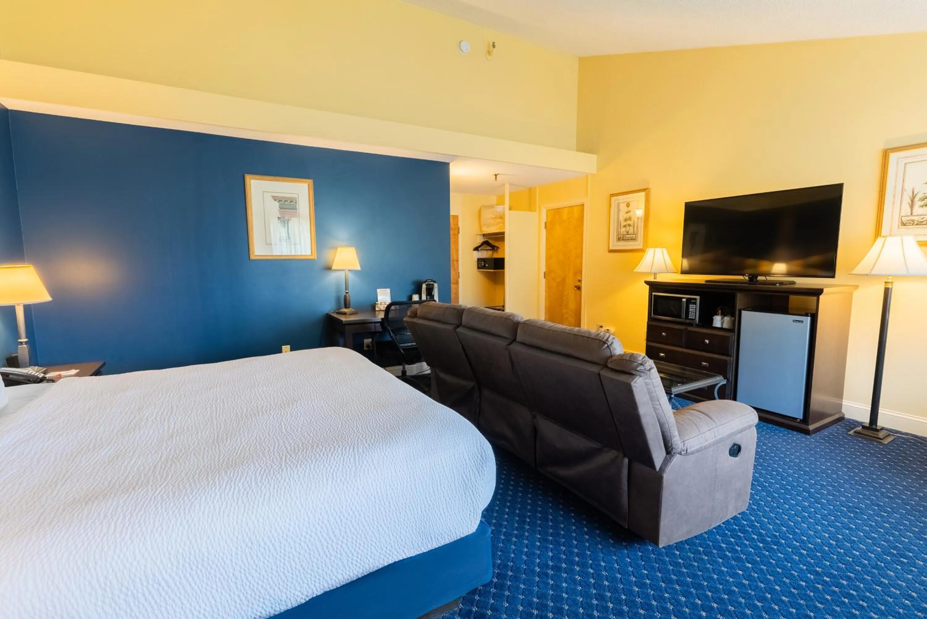 Bedroom, Bed in Fireside Inn & Suites Waterville