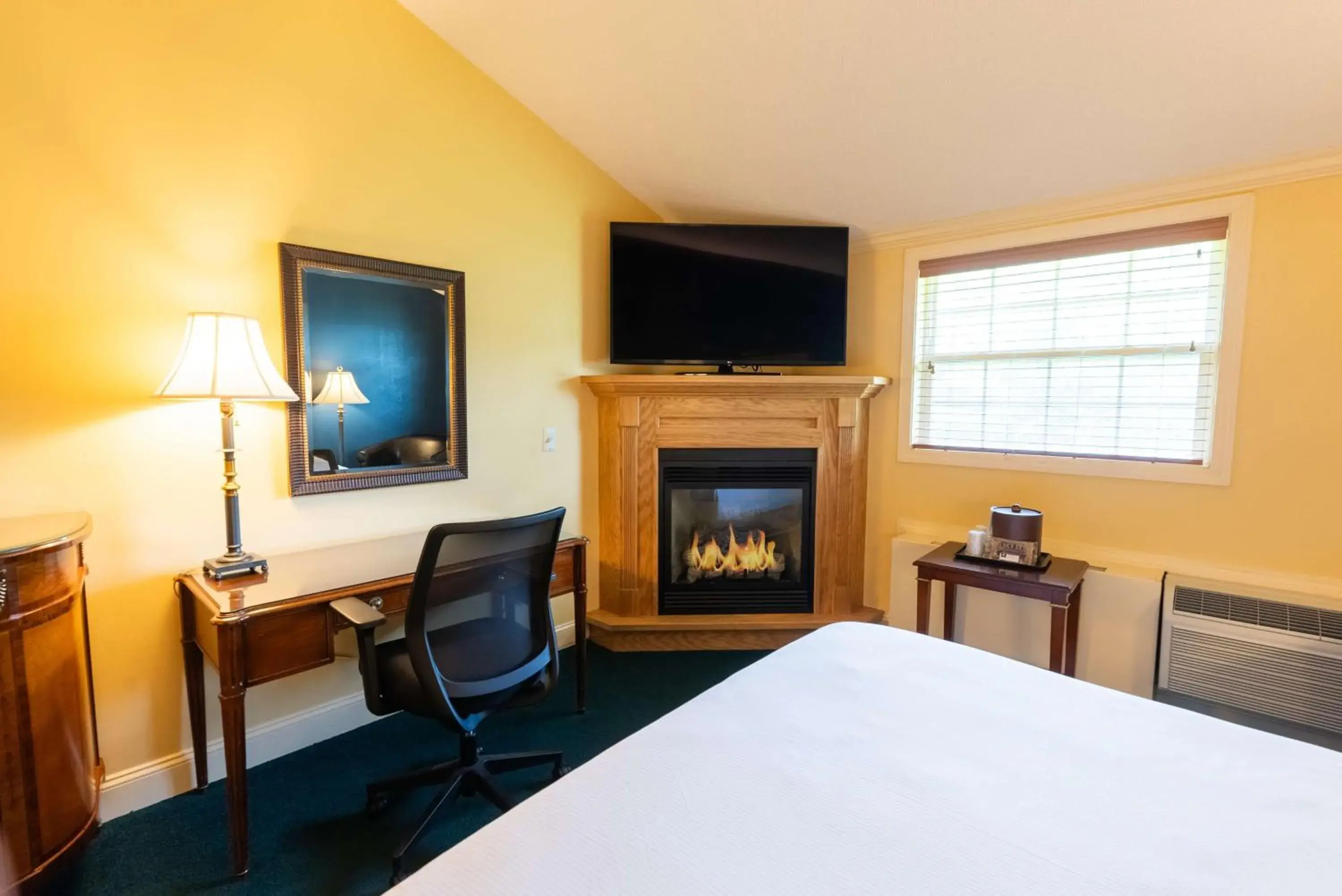 Bedroom, Bed in Fireside Inn & Suites Waterville Bedroom, Bed in Fireside Inn & Suites Waterville
